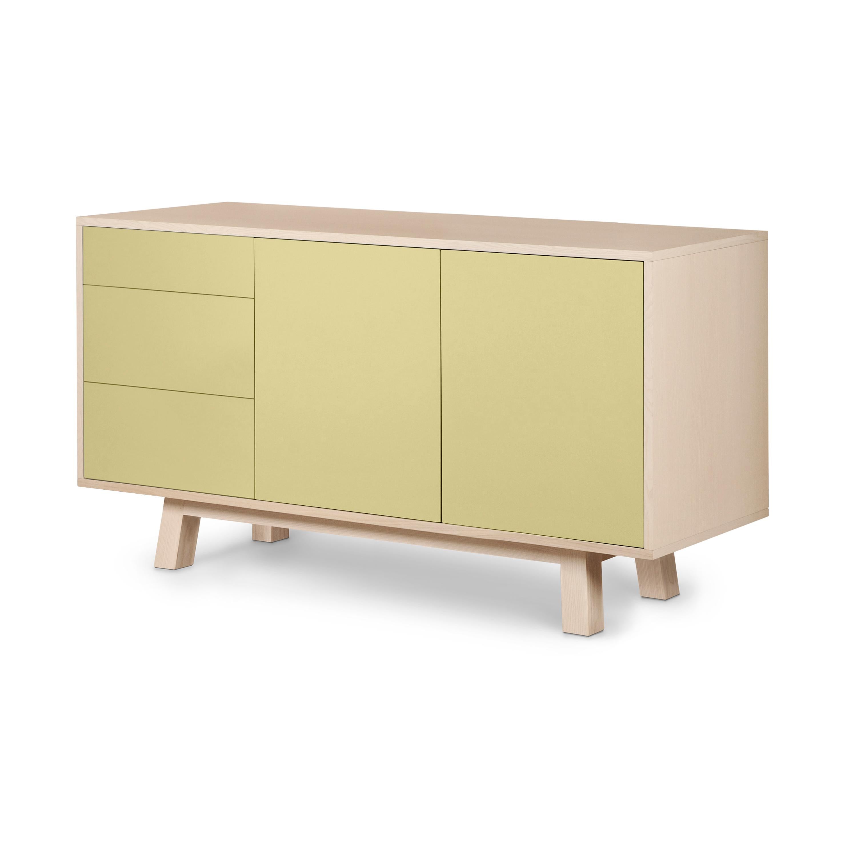 Laccato Credenza artigianale francese di design giallo chiaro a 2 ante e 3 cassetti in legno KUBE in vendita