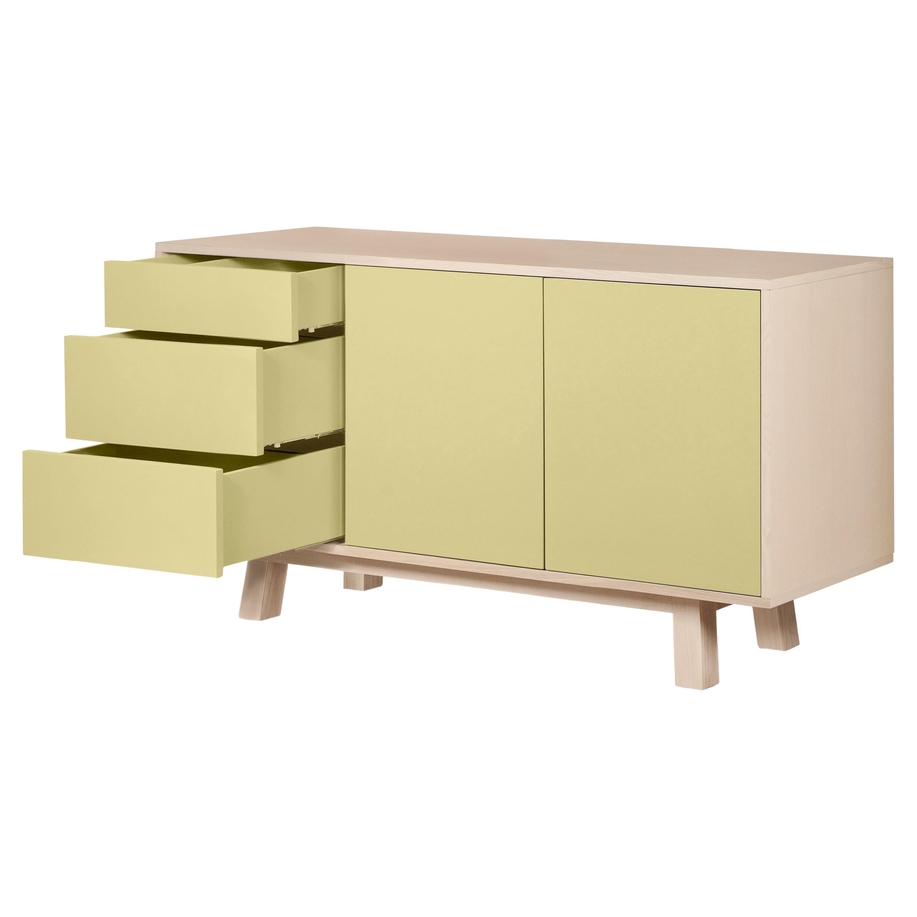 Aparador bajo de madera de diseño francés artesanal amarillo claro de 2 puertas y 3 cajones KUBE