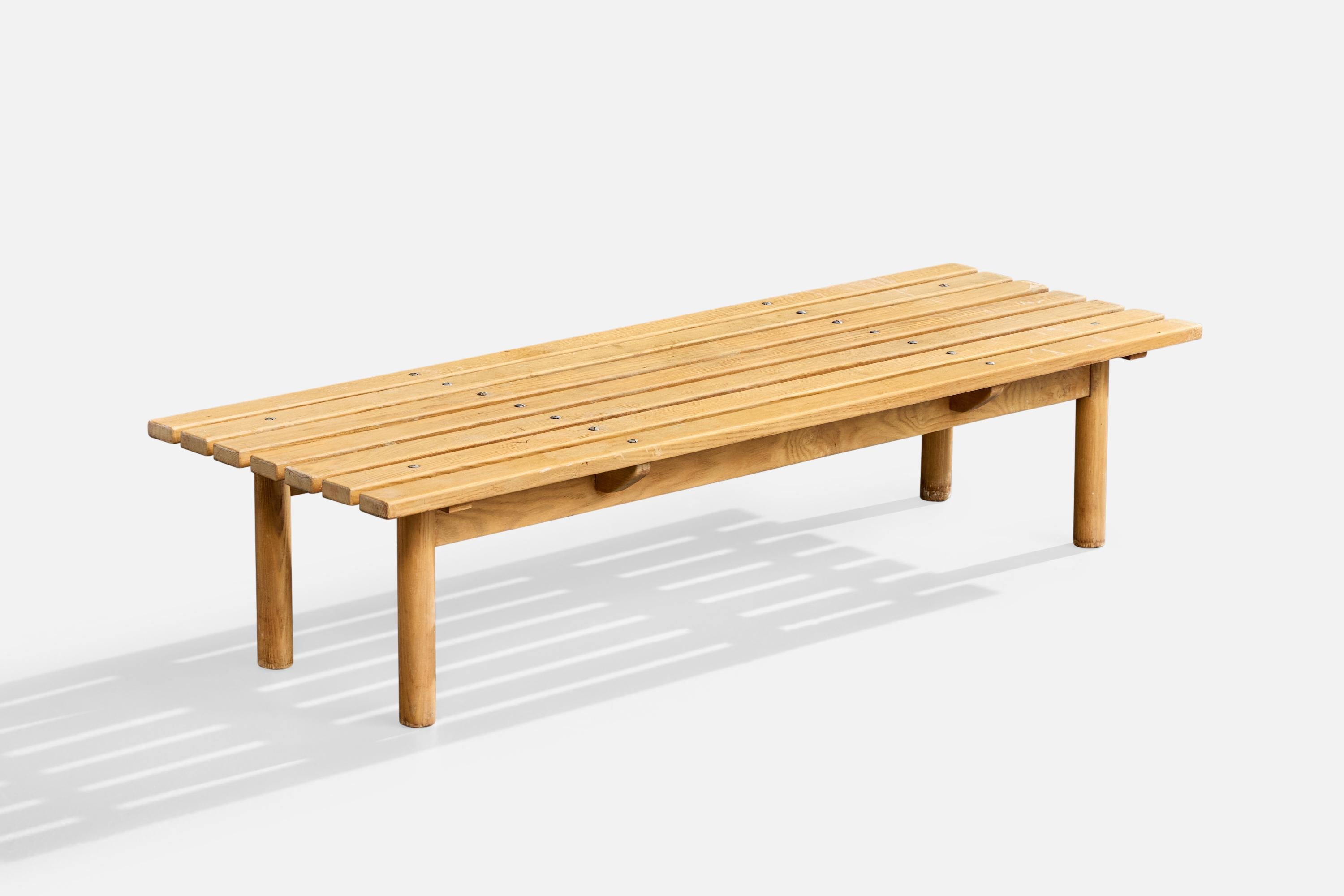 Banc en pin conçu et produit en France, c. années 1970.

Dimensions globales (pouces) : 10.5 