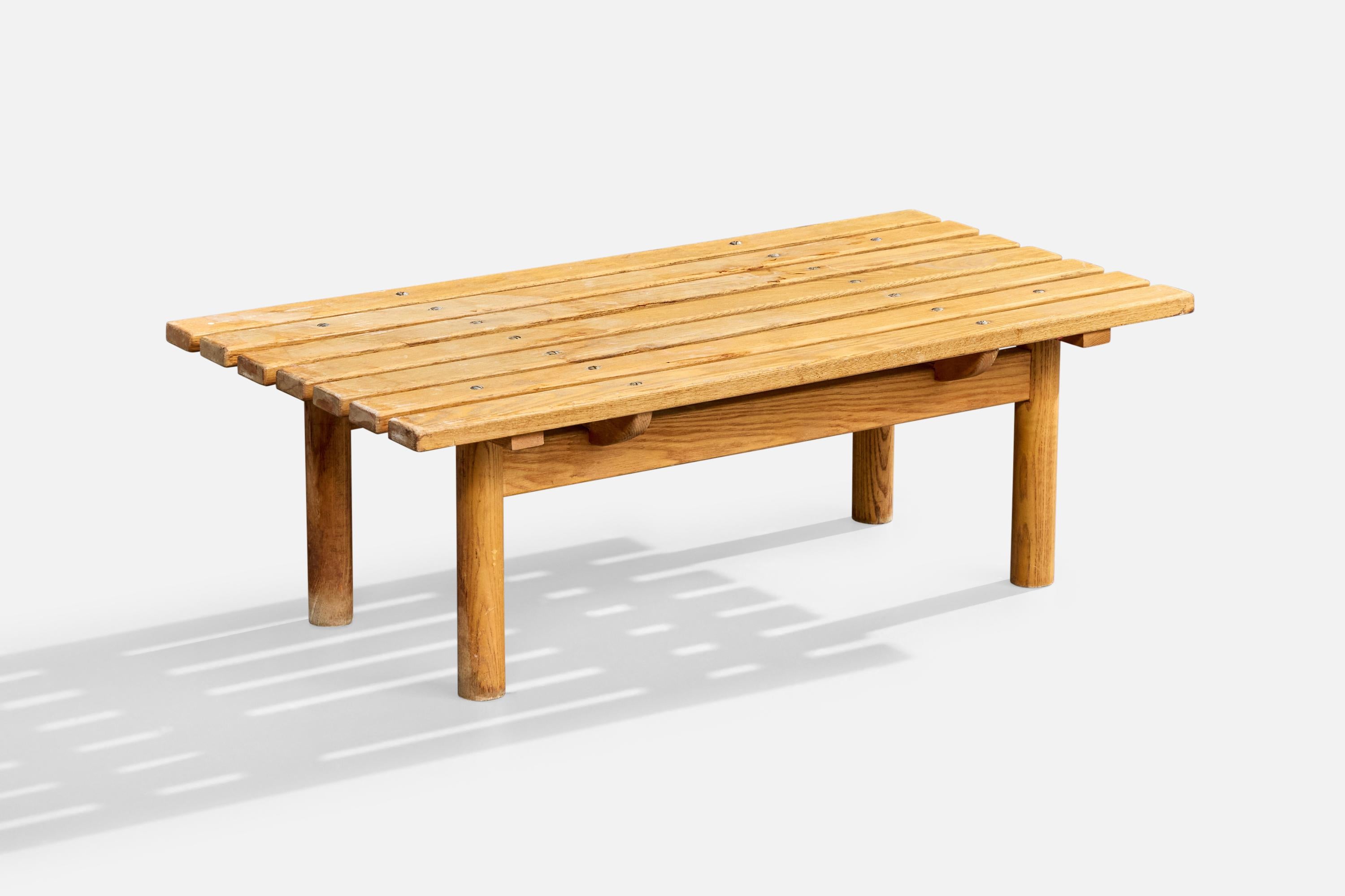Banc en pin conçu et fabriqué en France, c. années 1970.

Dimensions globales (pouces) : 10.5 