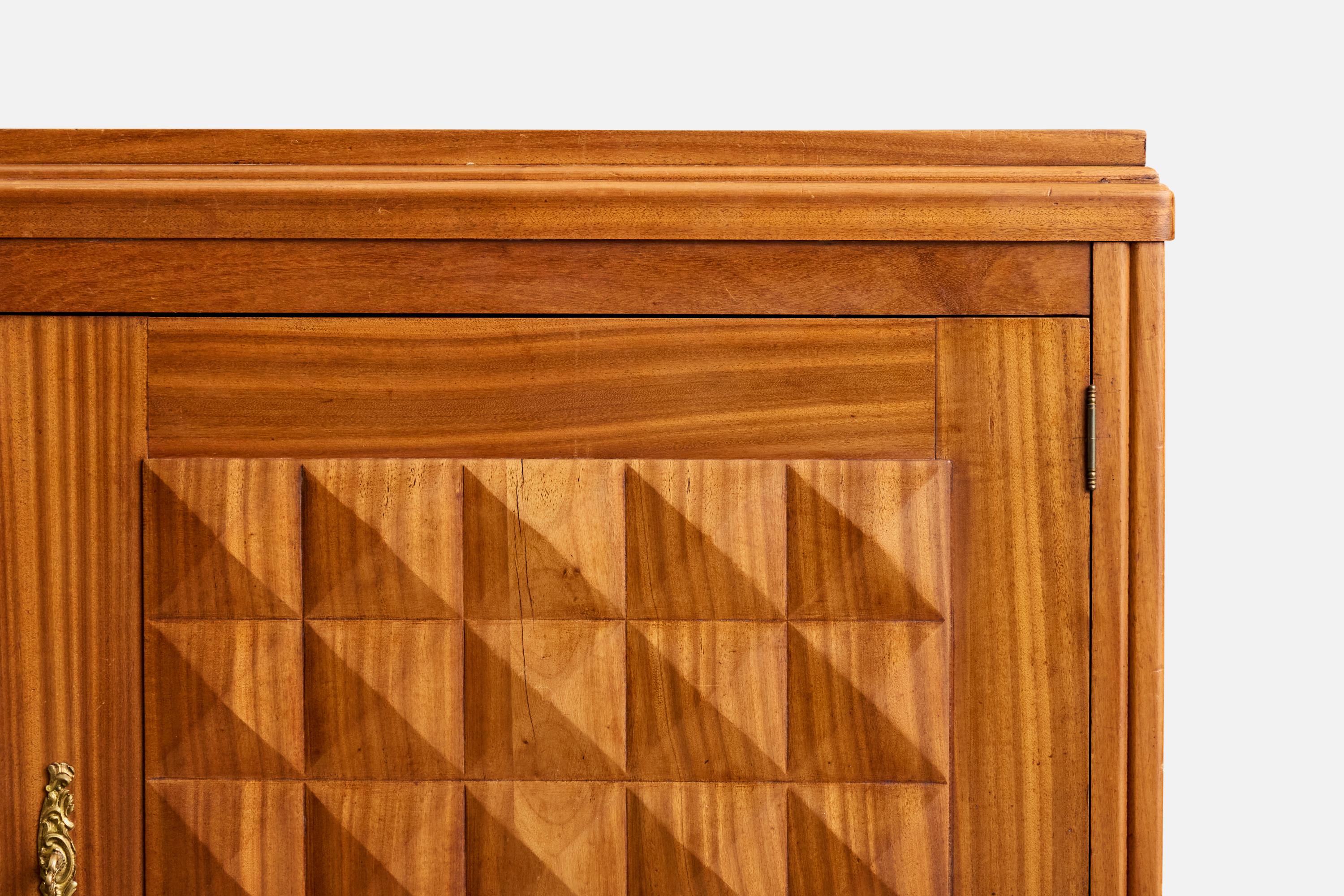 Armadio di design francese, mogano, ottone, Francia, anni '30 In condizioni discrete in vendita a High Point, NC