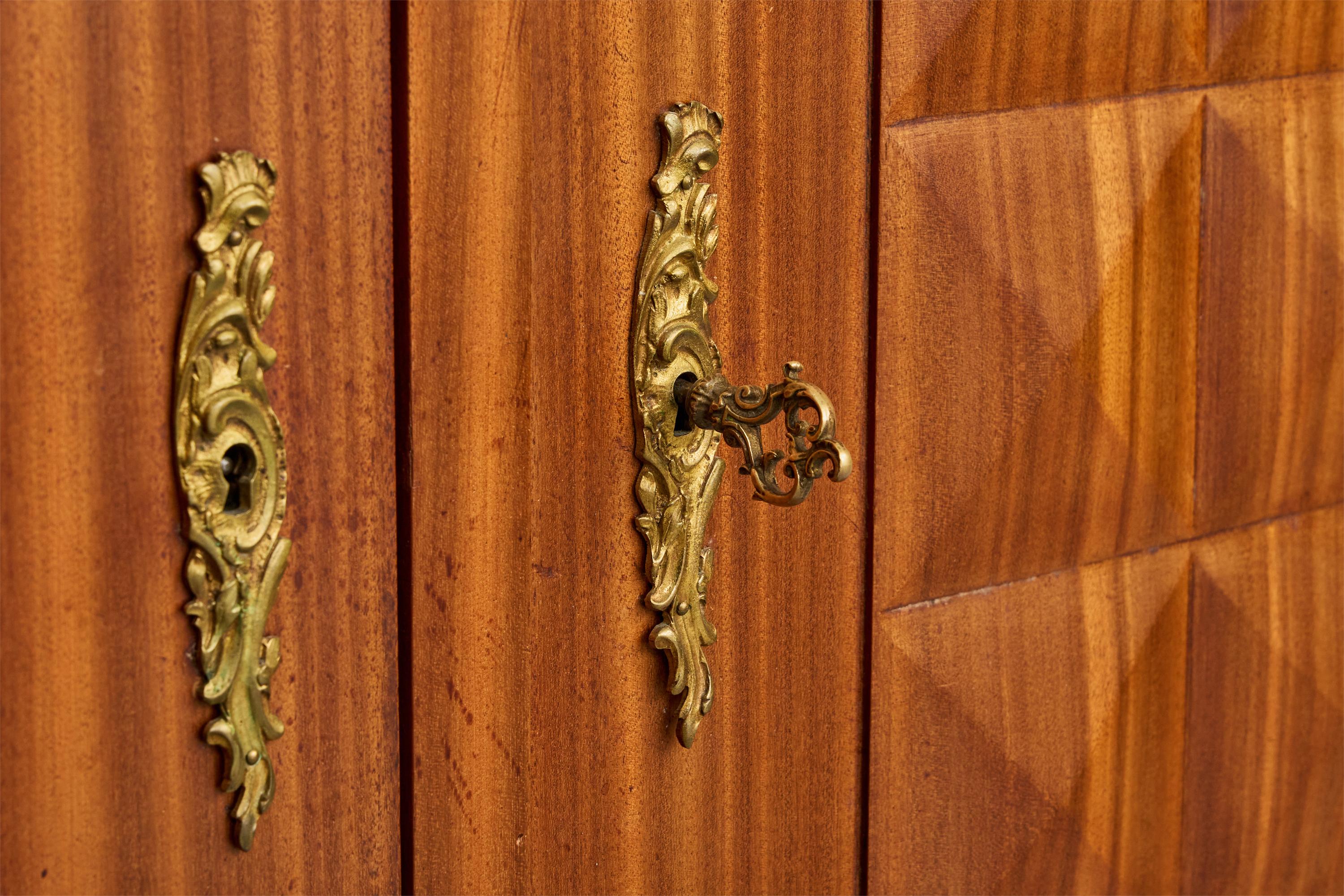 Metà XX secolo Armadio di design francese, mogano, ottone, Francia, anni '30 in vendita