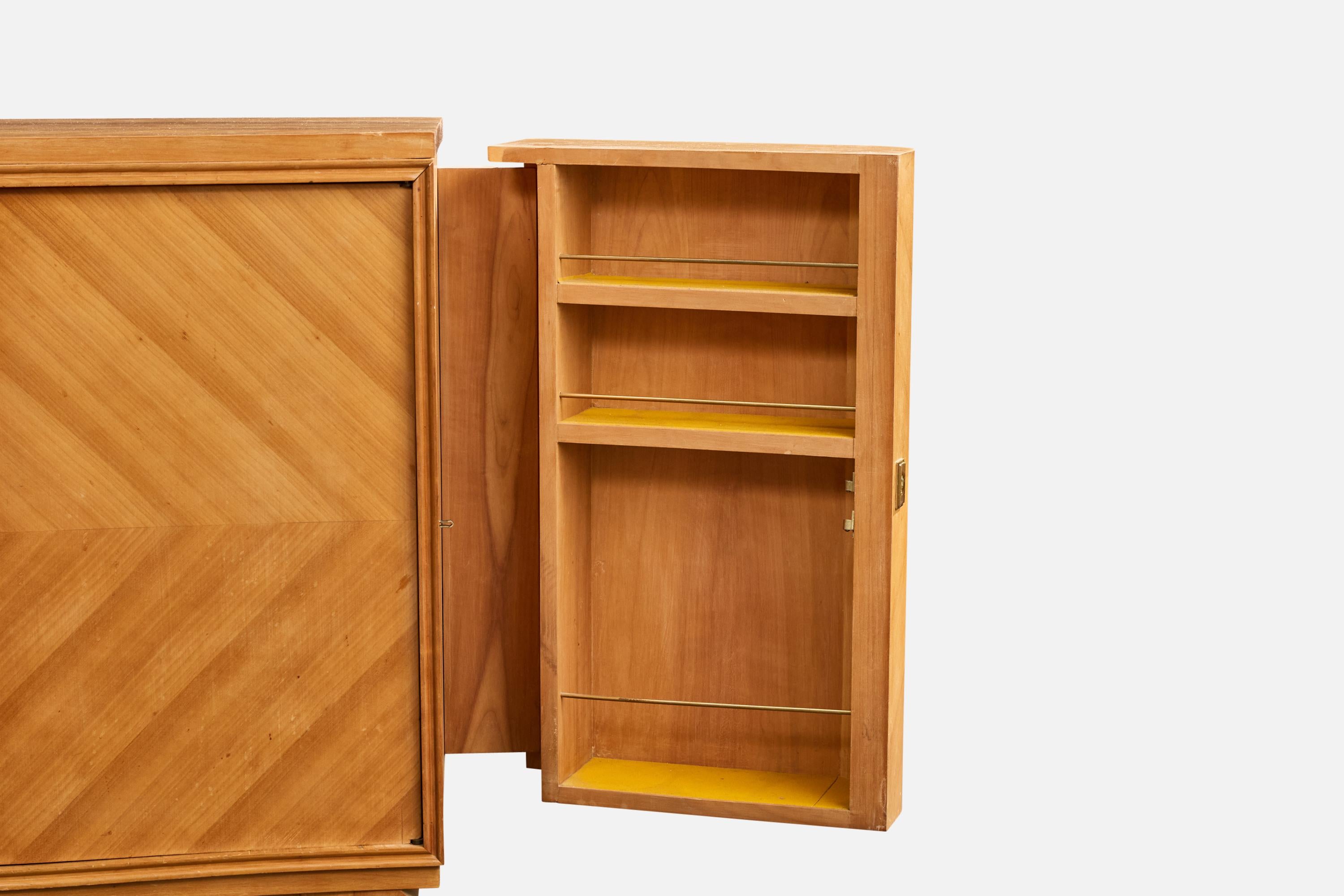 Armadio di design francese, sicomoro, ottone, Francia, 1950 in vendita 6