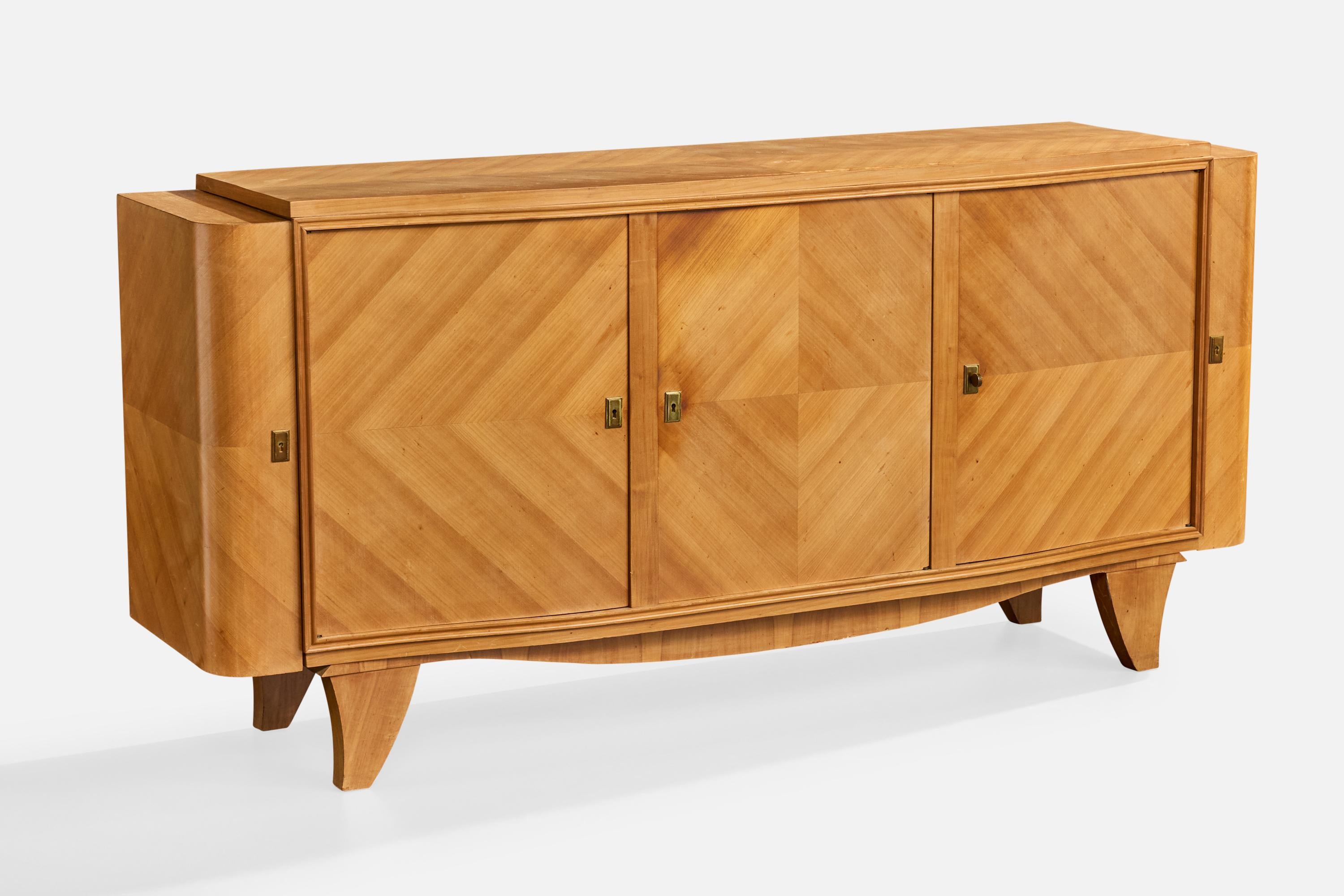 Un mobile o credenza in legno di sicomoro e ottone progettato e prodotto in Francia, nel 1950 circa.

Il legno si è scurito all'estremità superiore delle ante dell'armadio, come illustrato.

Dimensioni complessive (pollici): 36,625 
