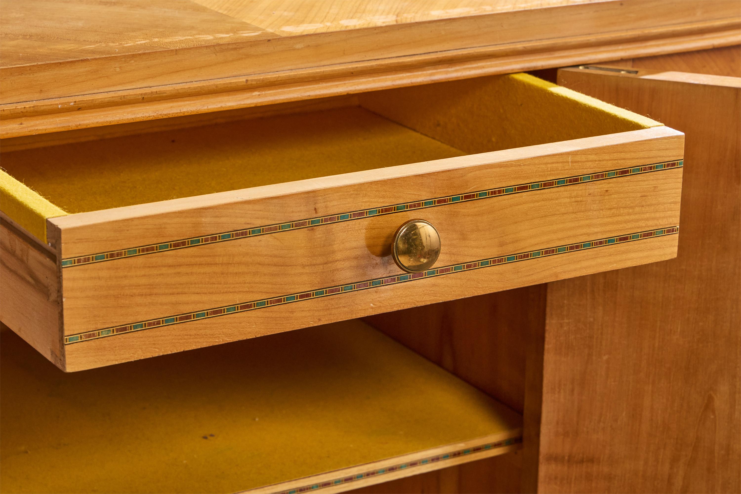 Mid-Century moderno Armadio di design francese, sicomoro, ottone, Francia, 1950 in vendita