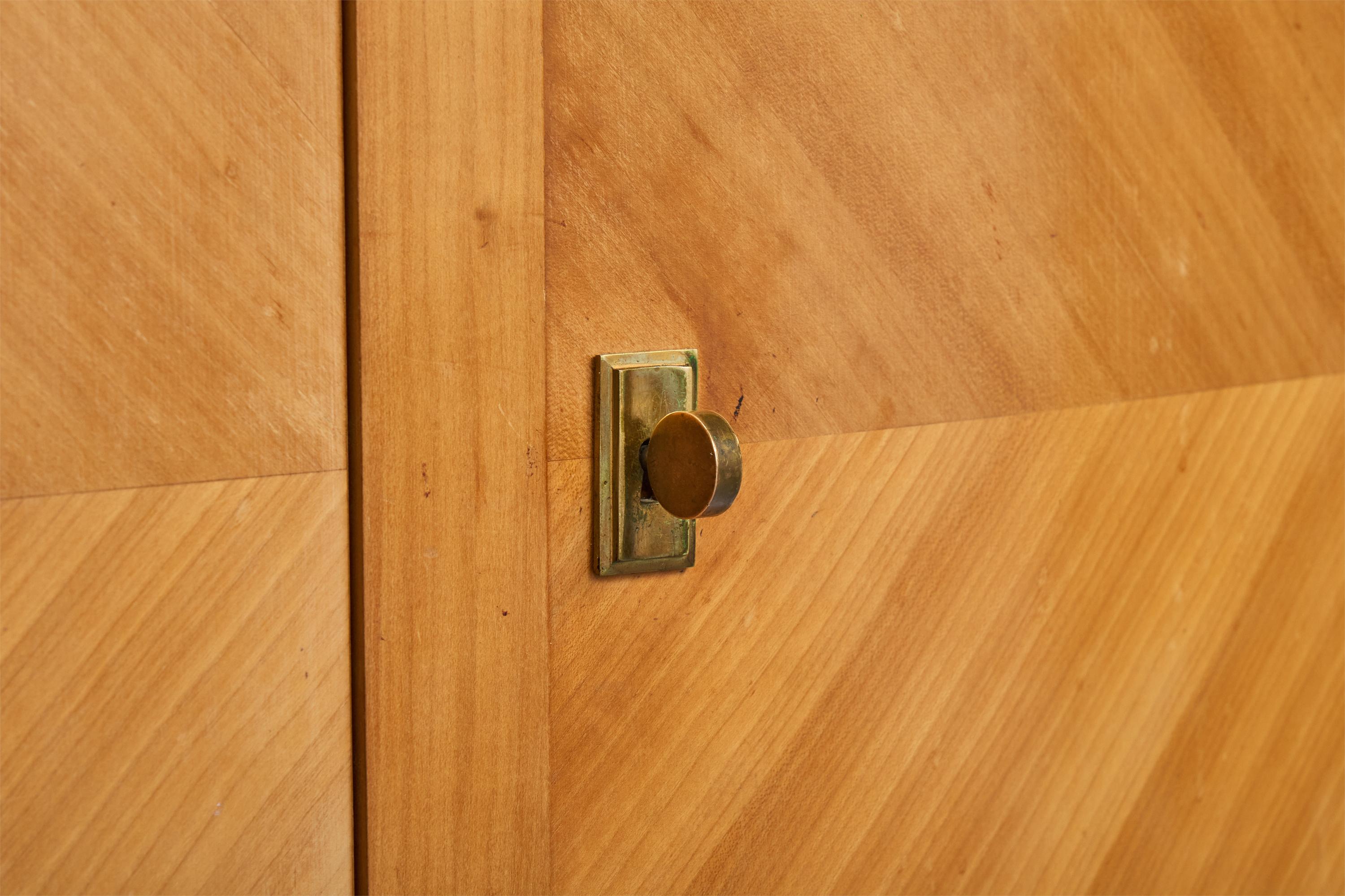 Armadio di design francese, sicomoro, ottone, Francia, 1950 In condizioni buone in vendita a High Point, NC