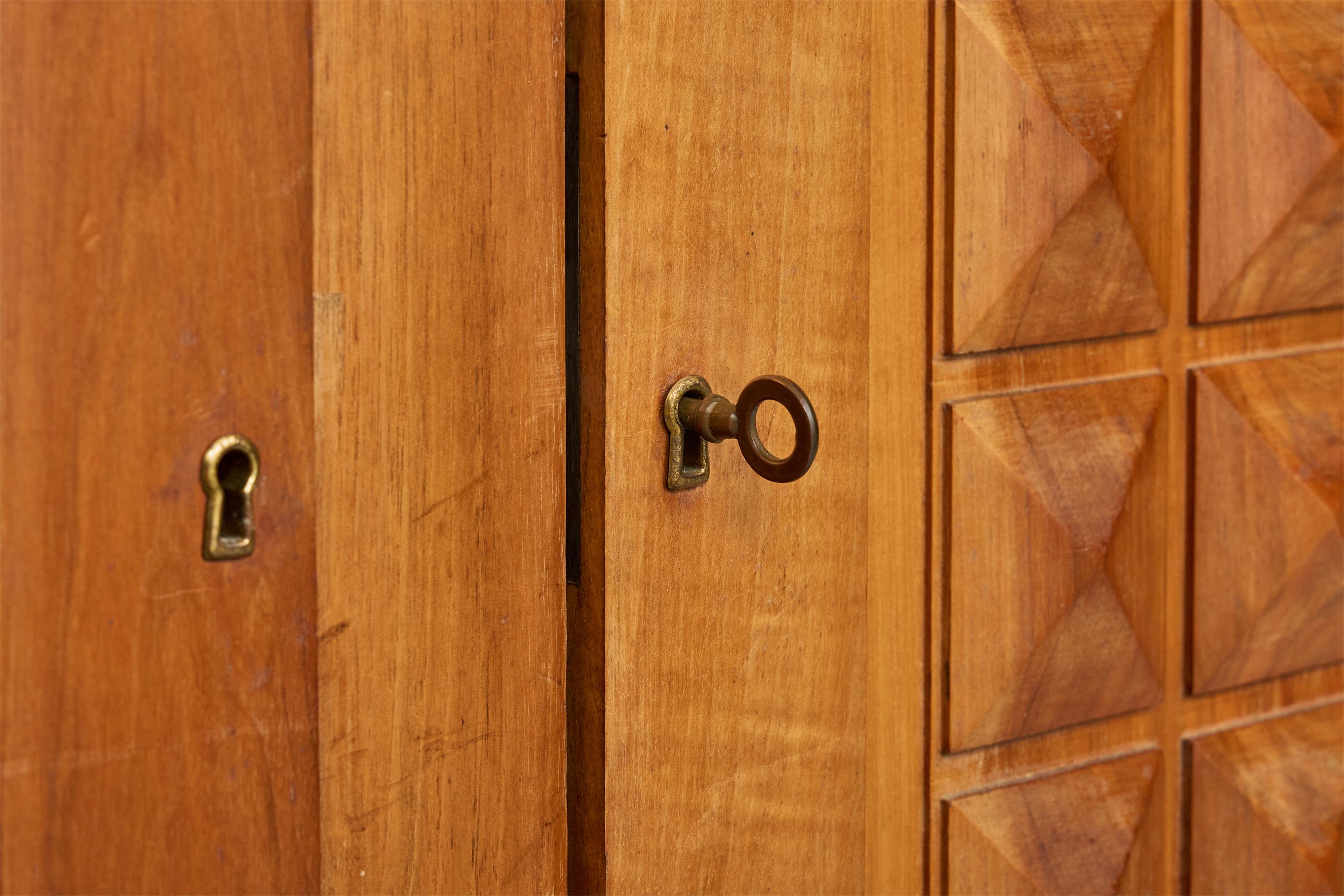 Metà XX secolo Mobile di design francese, noce, marmo, ottone, Francia, anni '40 in vendita