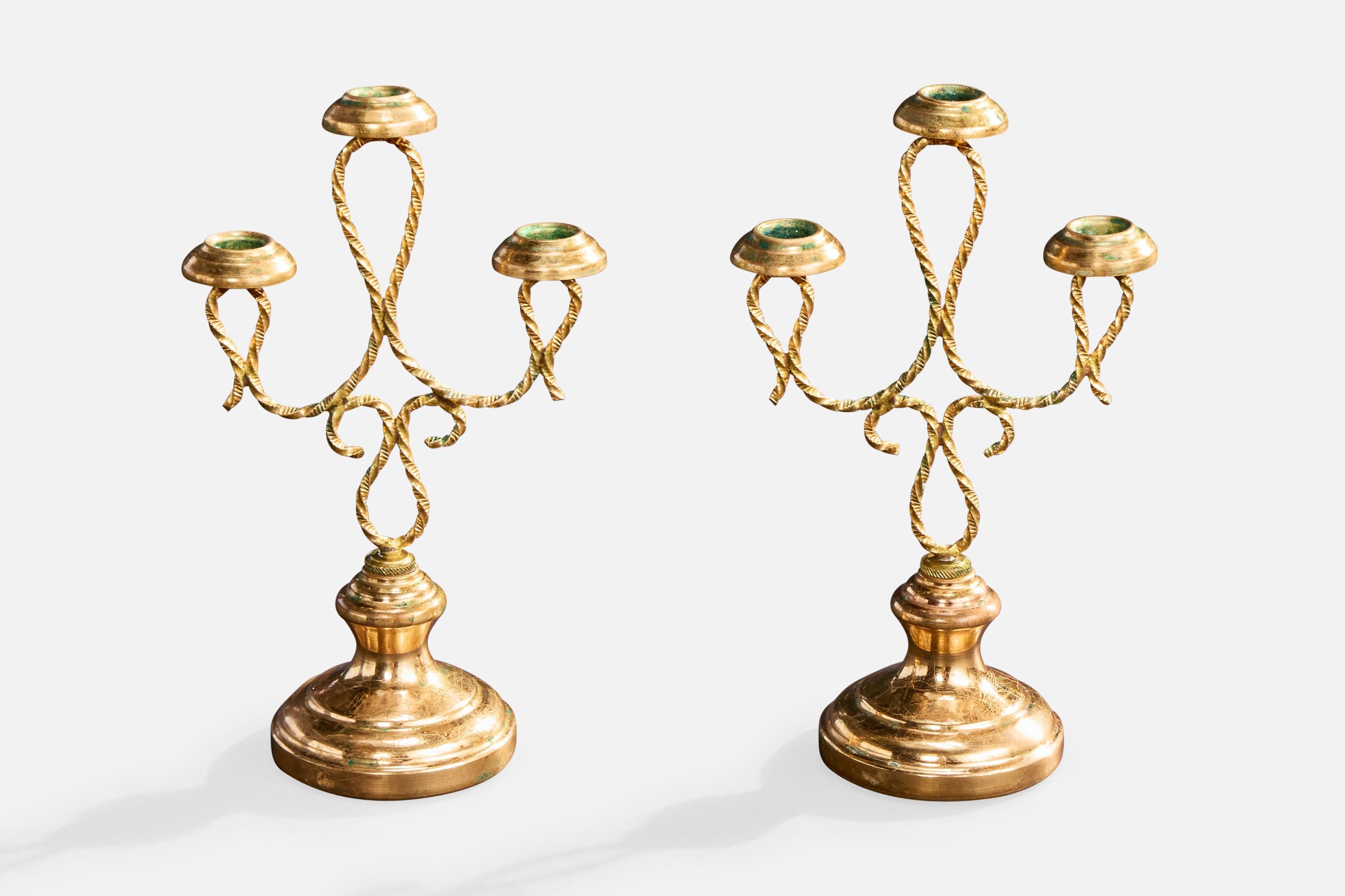 Coppia di candelabri in ottone prodotti probabilmente in Francia, anni '60 circa.

Dimensioni complessive (pollici): 5,4 