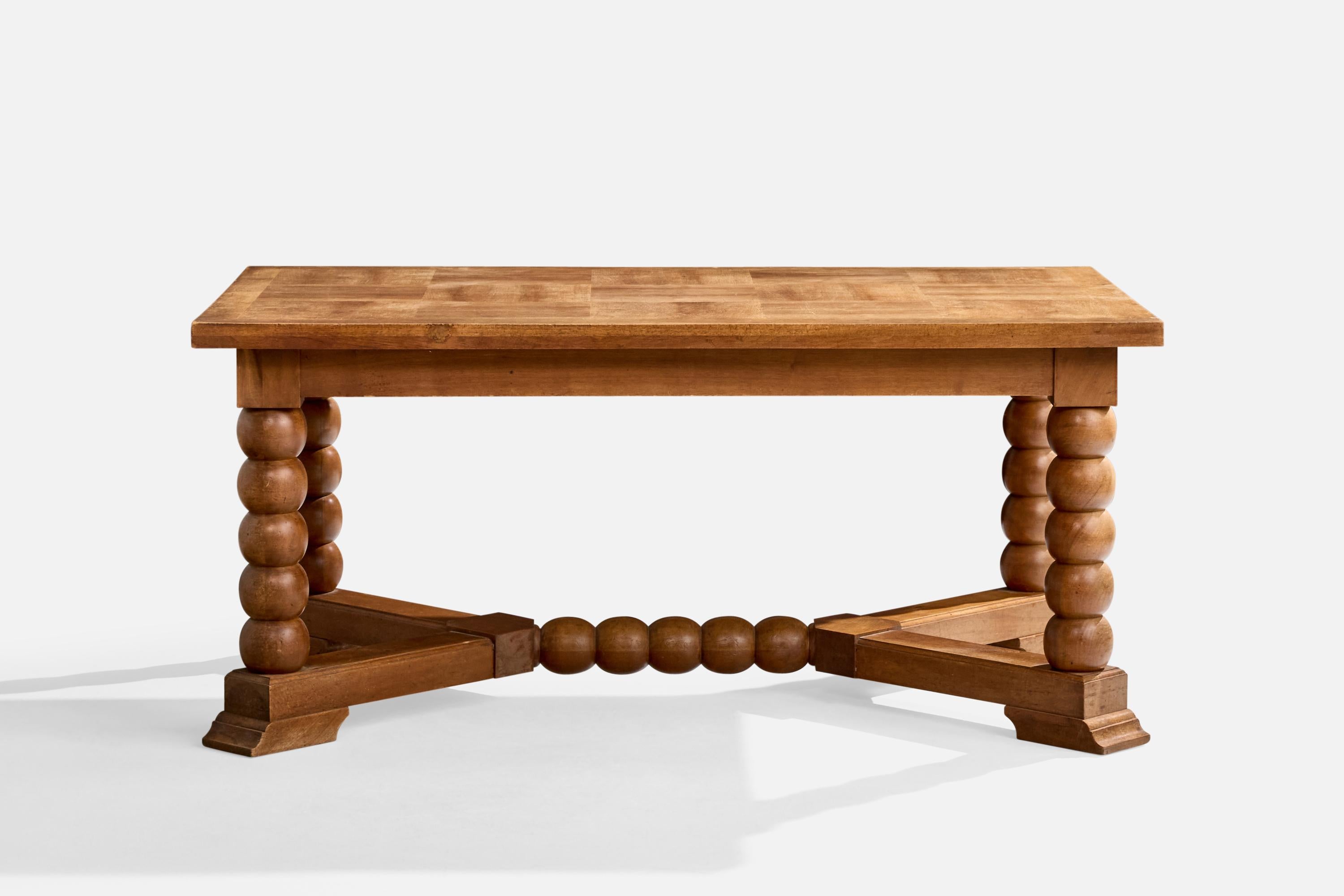 Französischer Designer, Mitteltisch, Nussbaum, Frankreich, 1940er Jahre im Zustand „Gut“ im Angebot in High Point, NC