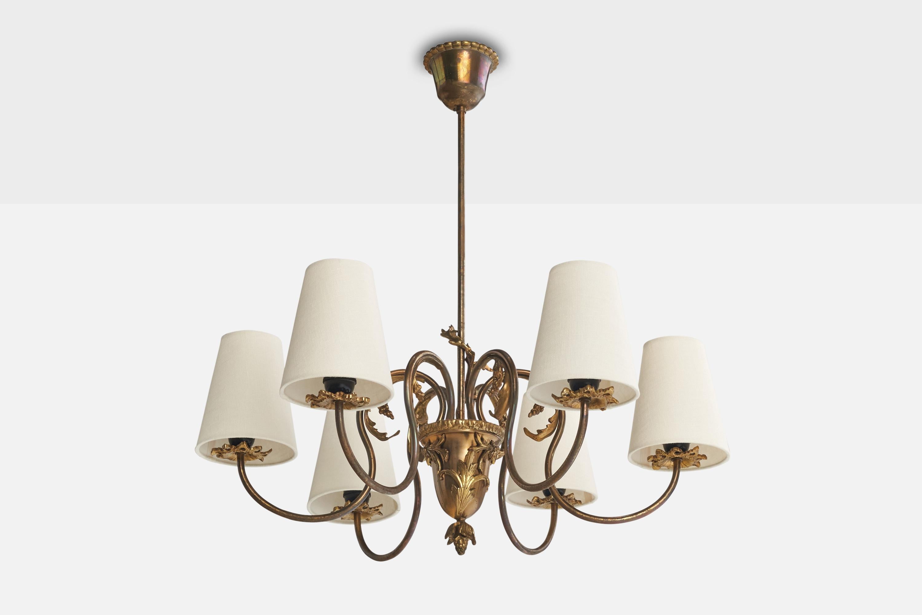 Lampadario in ottone e tessuto bianco progettato e prodotto in Francia, anni '1940 circa.

Dimensioni complessive (pollici): 27,5