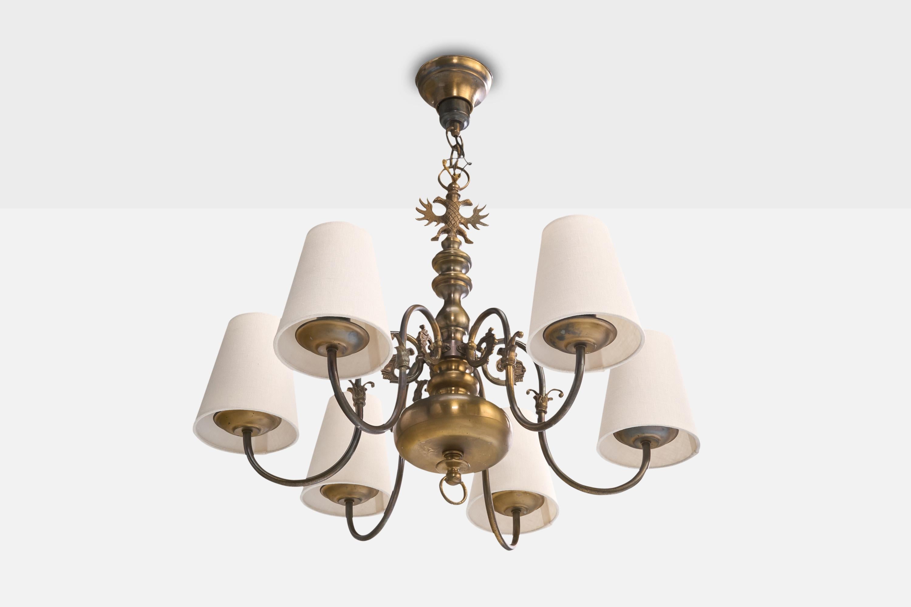 Un lampadario in ottone e tessuto probabilmente progettato e prodotto in Francia, negli anni '50 circa.

Ossidazione presente su braccia e tettuccio.

Dimensioni complessive (pollici): 27,3