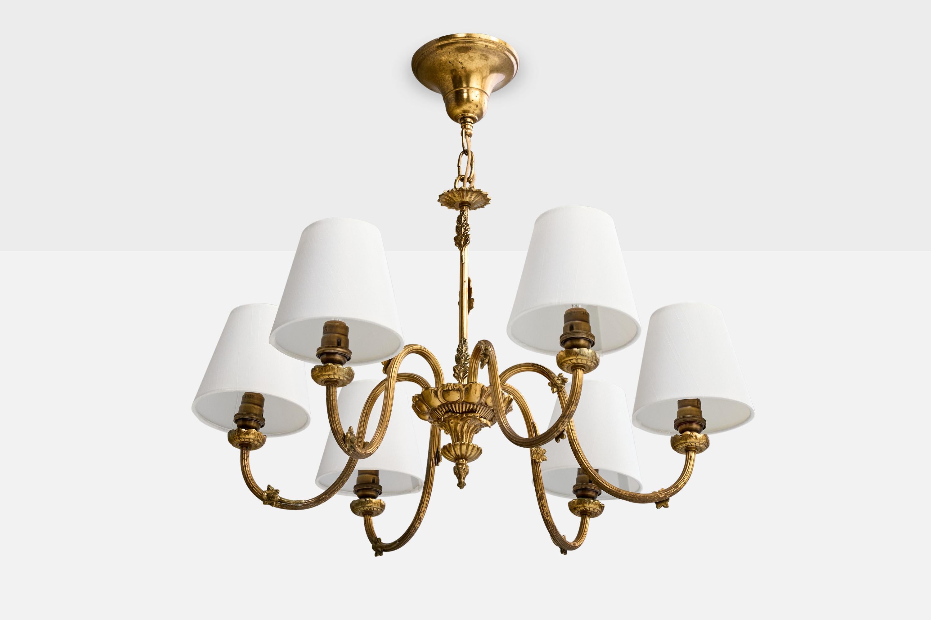 Un lampadario in ottone e tessuto bianco probabilmente progettato e prodotto in Francia, negli anni '1950 circa.

Dimensioni complessive (pollici): 21,0 