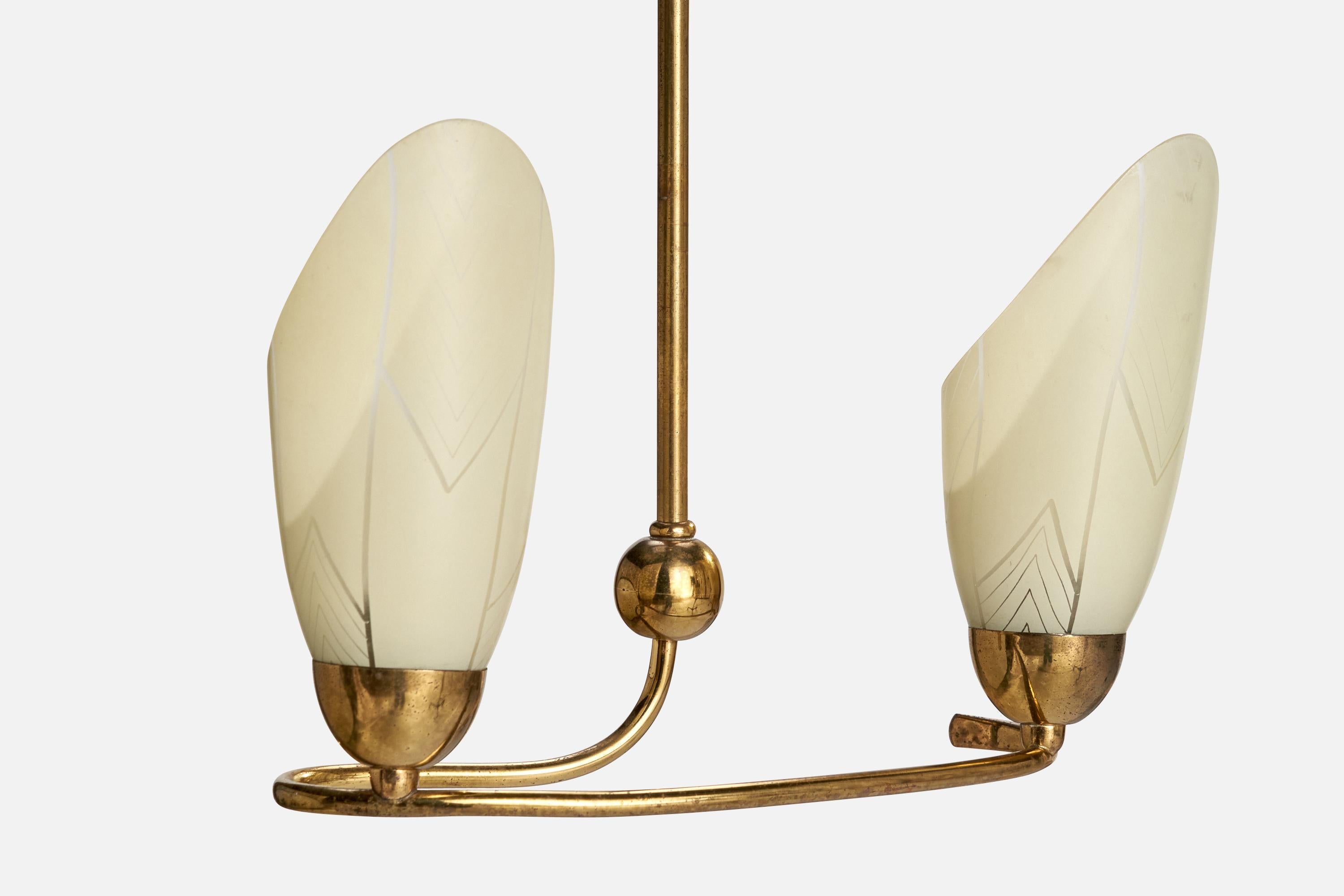 Metà XX secolo Designer francese, lampadario, ottone, vetro, Francia, anni '50 in vendita