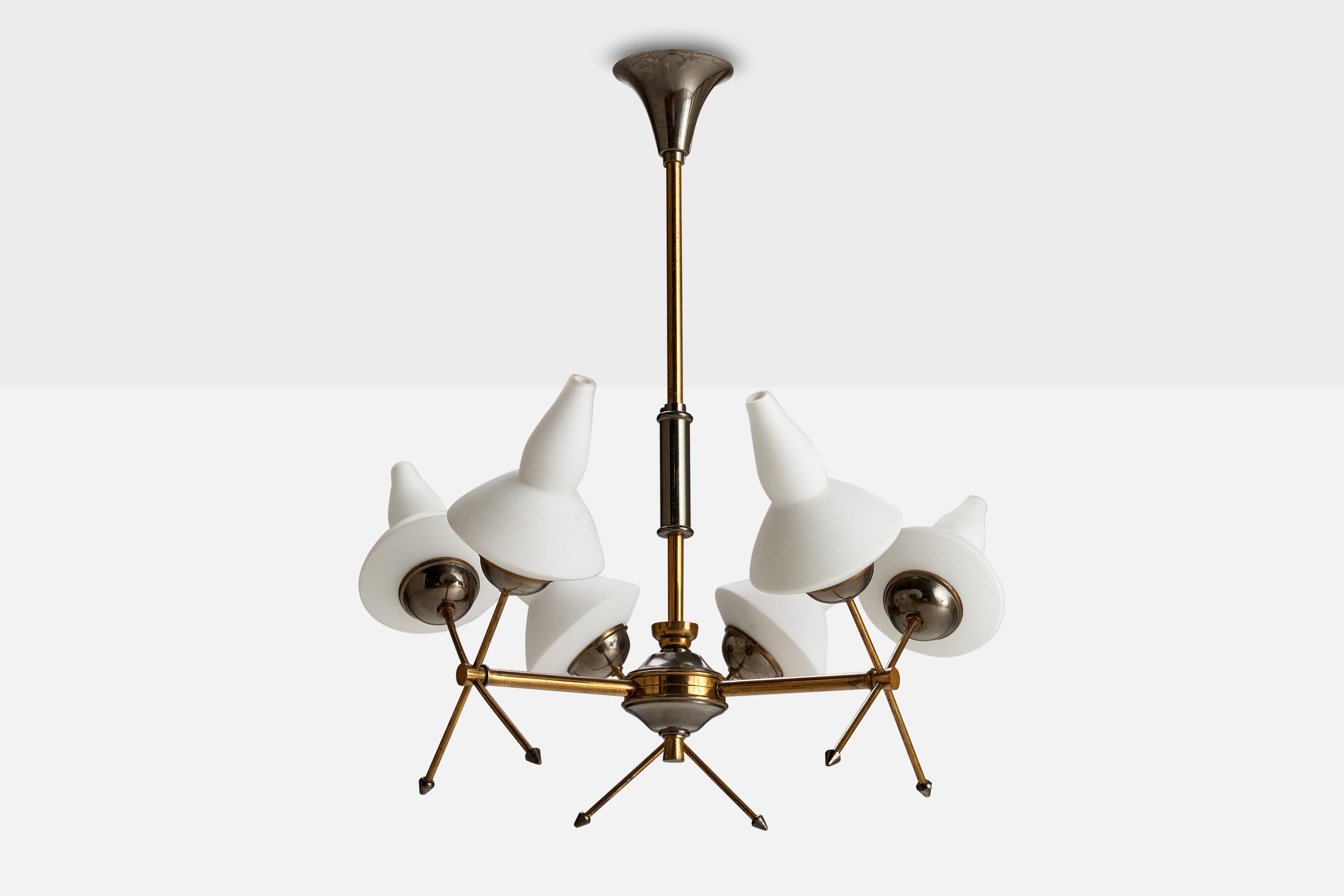Lampadario in ottone, metallo e vetro opalino progettato e prodotto in Francia, anni '50 circa.

Dimensioni complessive (pollici): 24,125
