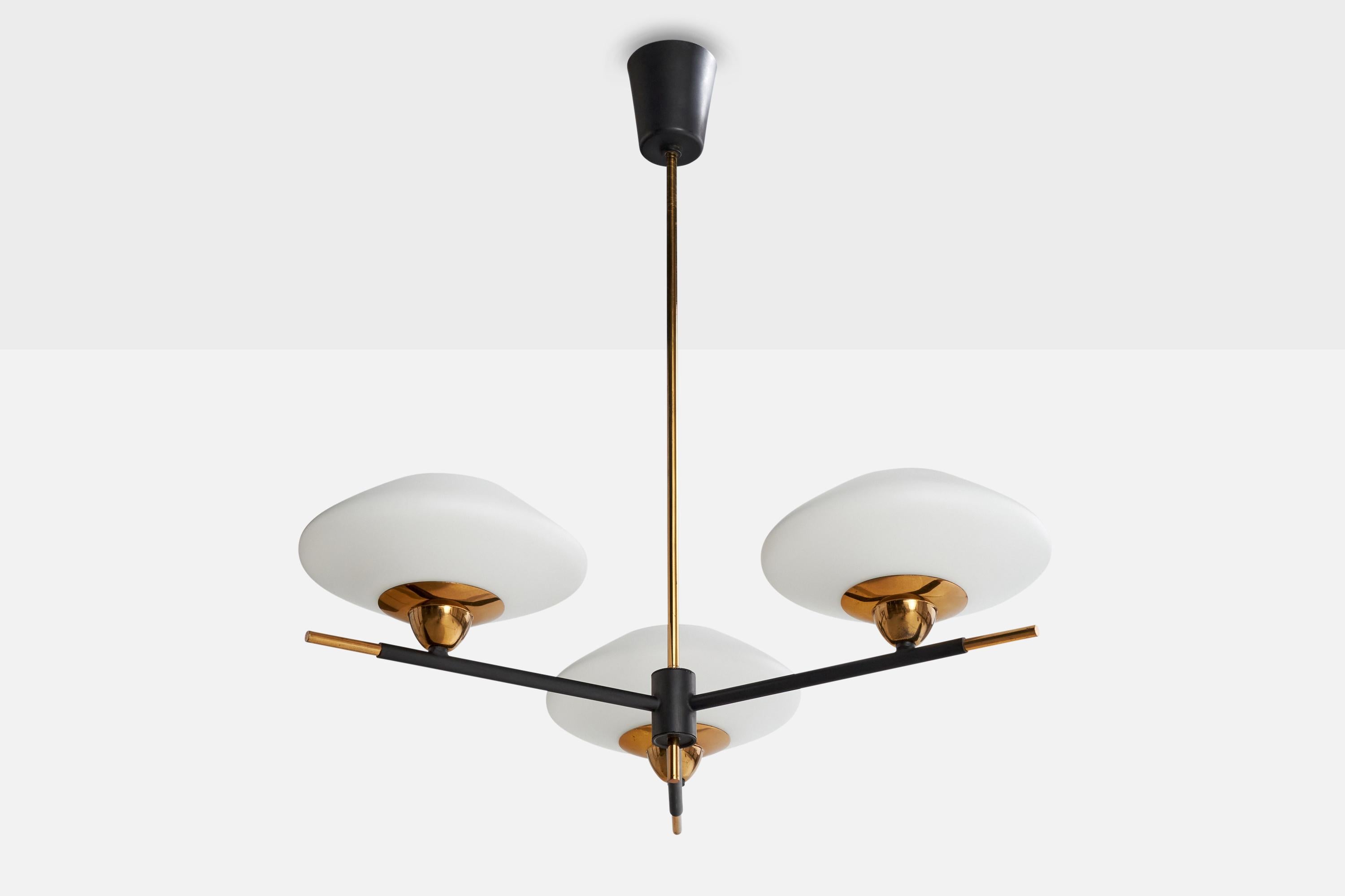 Lampadario in ottone, metallo laccato nero e vetro opalino bianco progettato e prodotto in Francia, anni '1950 circa.

Dimensioni complessive (pollici): 22,75