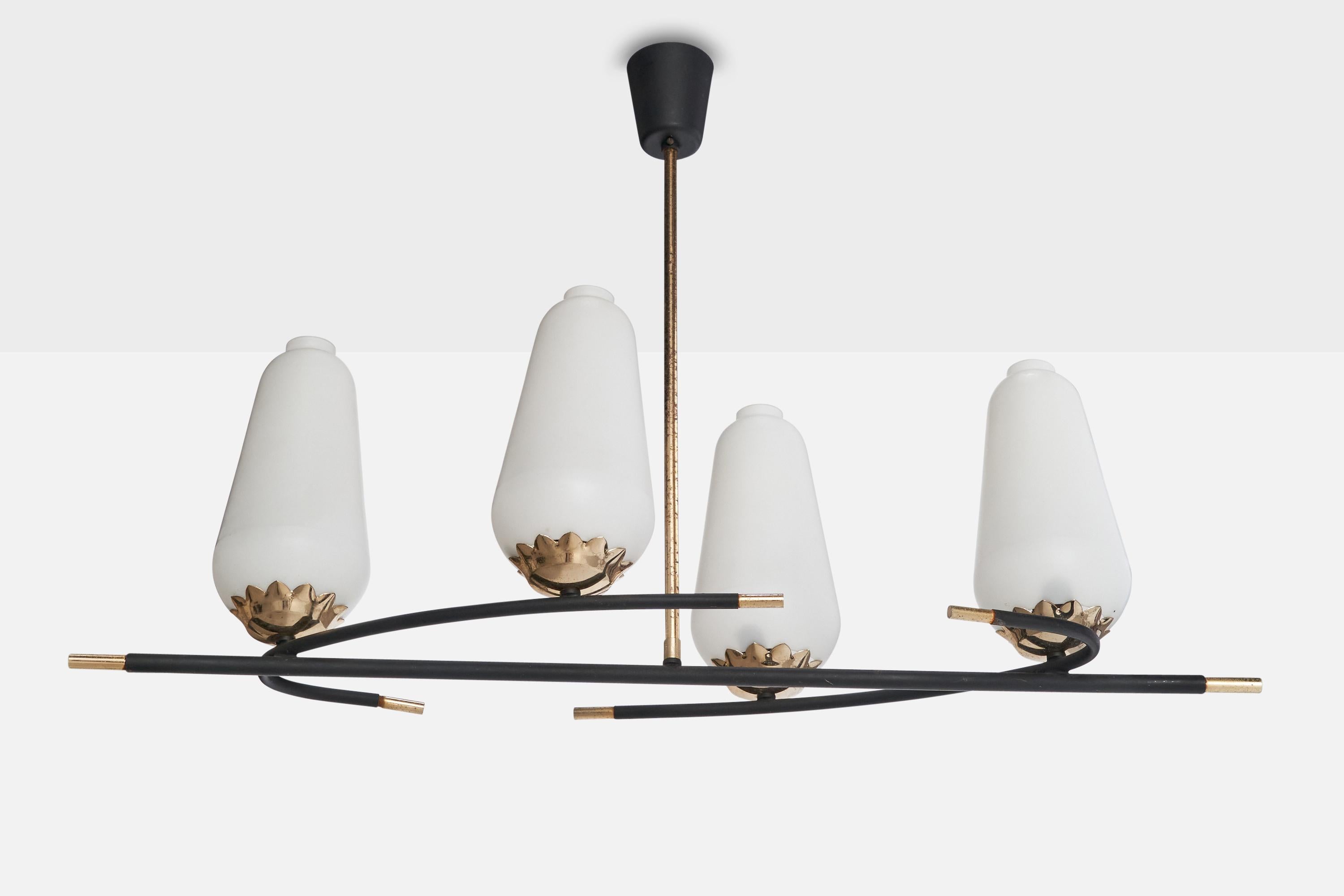 Lampadario in metallo laccato nero, ottone e vetro opalino bianco progettato e prodotto in Francia, anni '50 circa.

Dimensioni complessive (pollici): 20