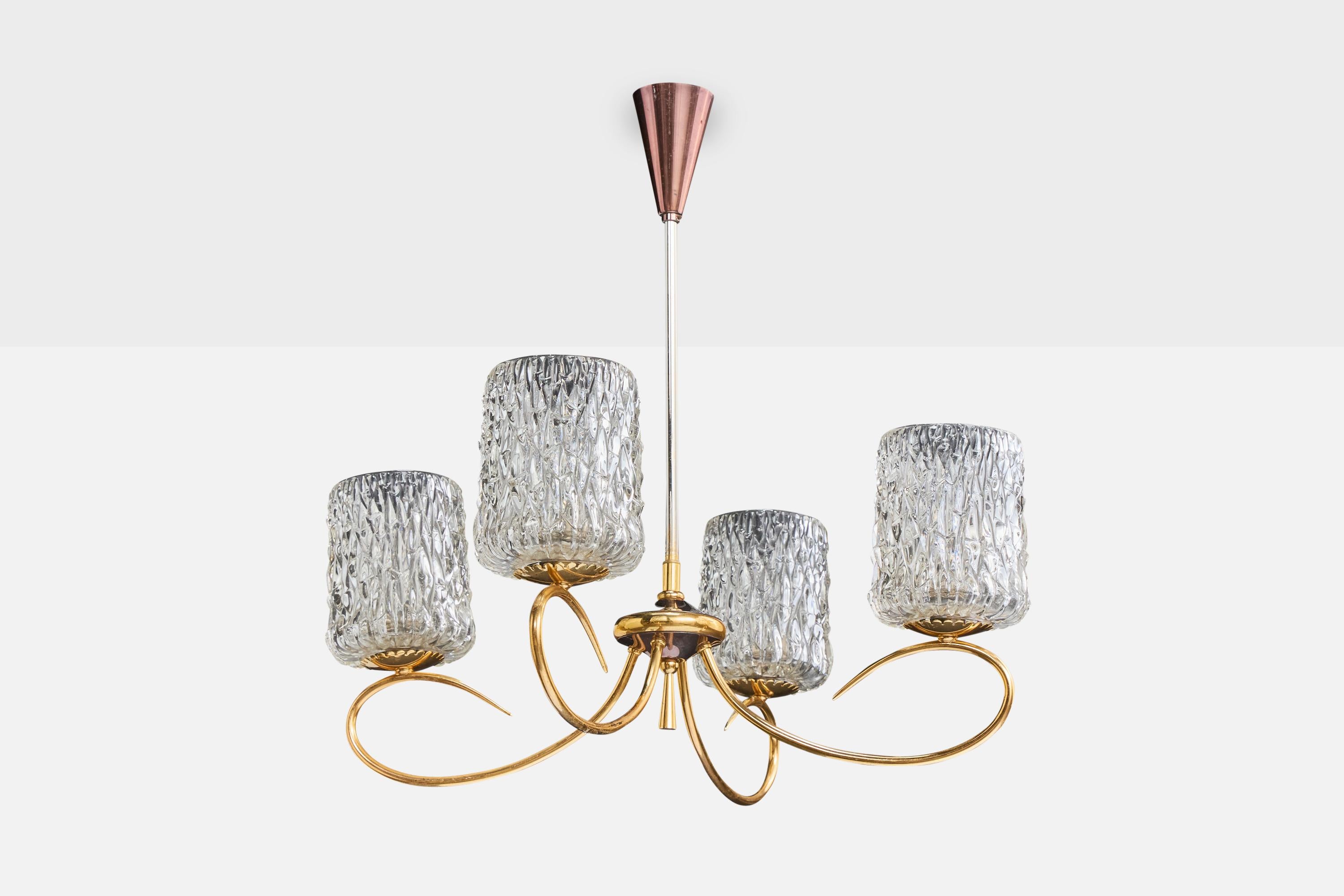 Kronleuchter aus Messing, Metall und Glas, entworfen und hergestellt in Frankreich, ca. 1950er Jahre.

Leichte Oxidation im gesamten Messing vorhanden.

Gesamtabmessungen (Zoll): 20,5 