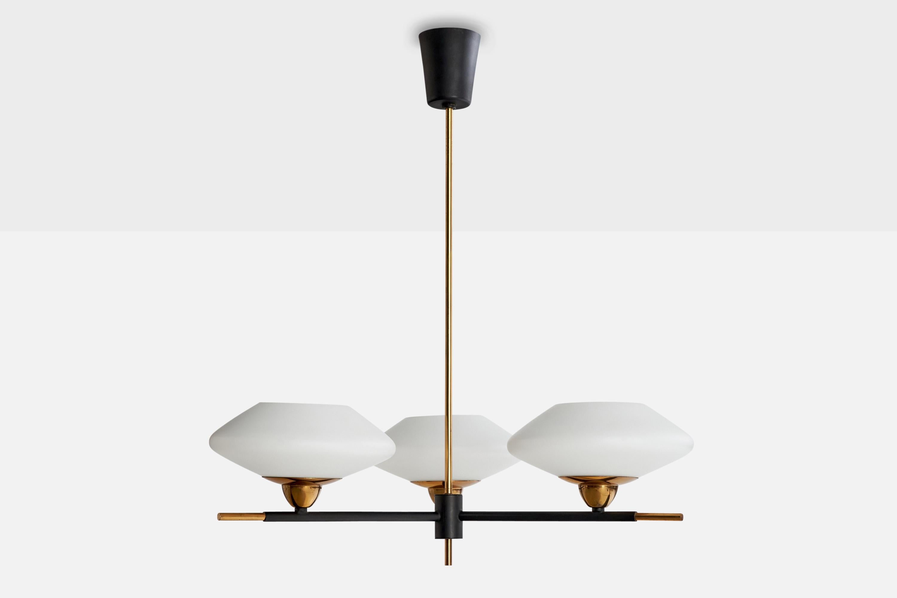 Francese Lampadario di design francese, ottone, metallo, vetro, Francia, anni '50 in vendita