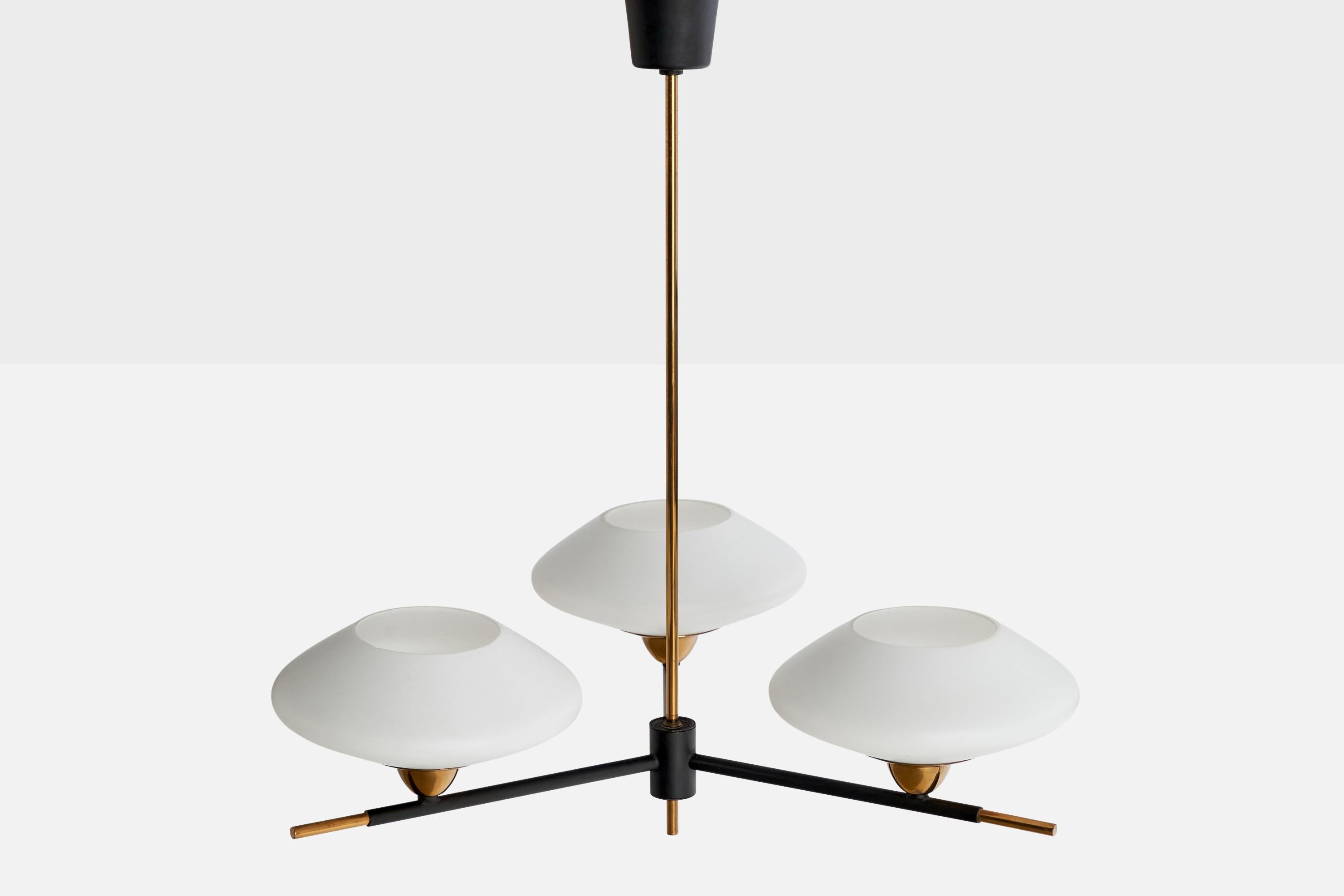 Lampadario di design francese, ottone, metallo, vetro, Francia, anni '50 In condizioni buone in vendita a High Point, NC