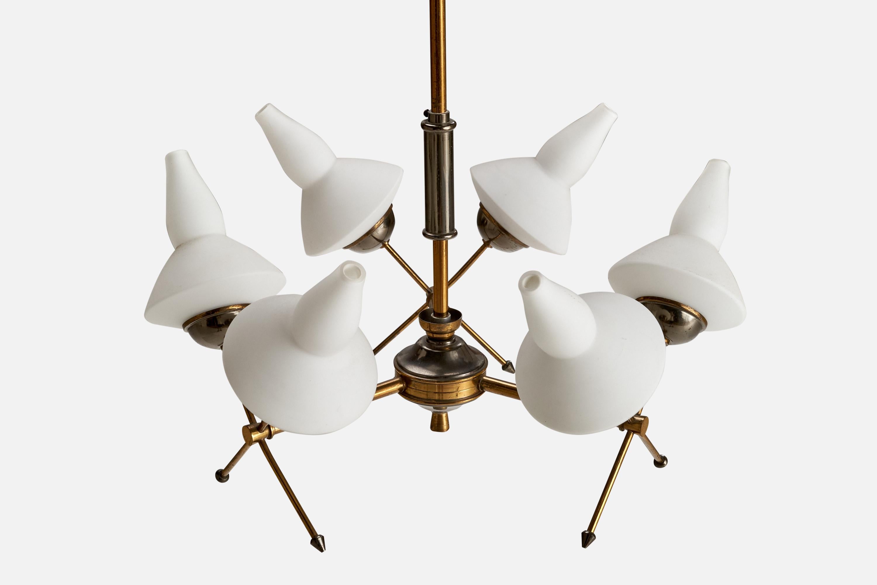 Lampadario di design francese, ottone, metallo, vetro, Francia, anni '50 In condizioni buone in vendita a High Point, NC