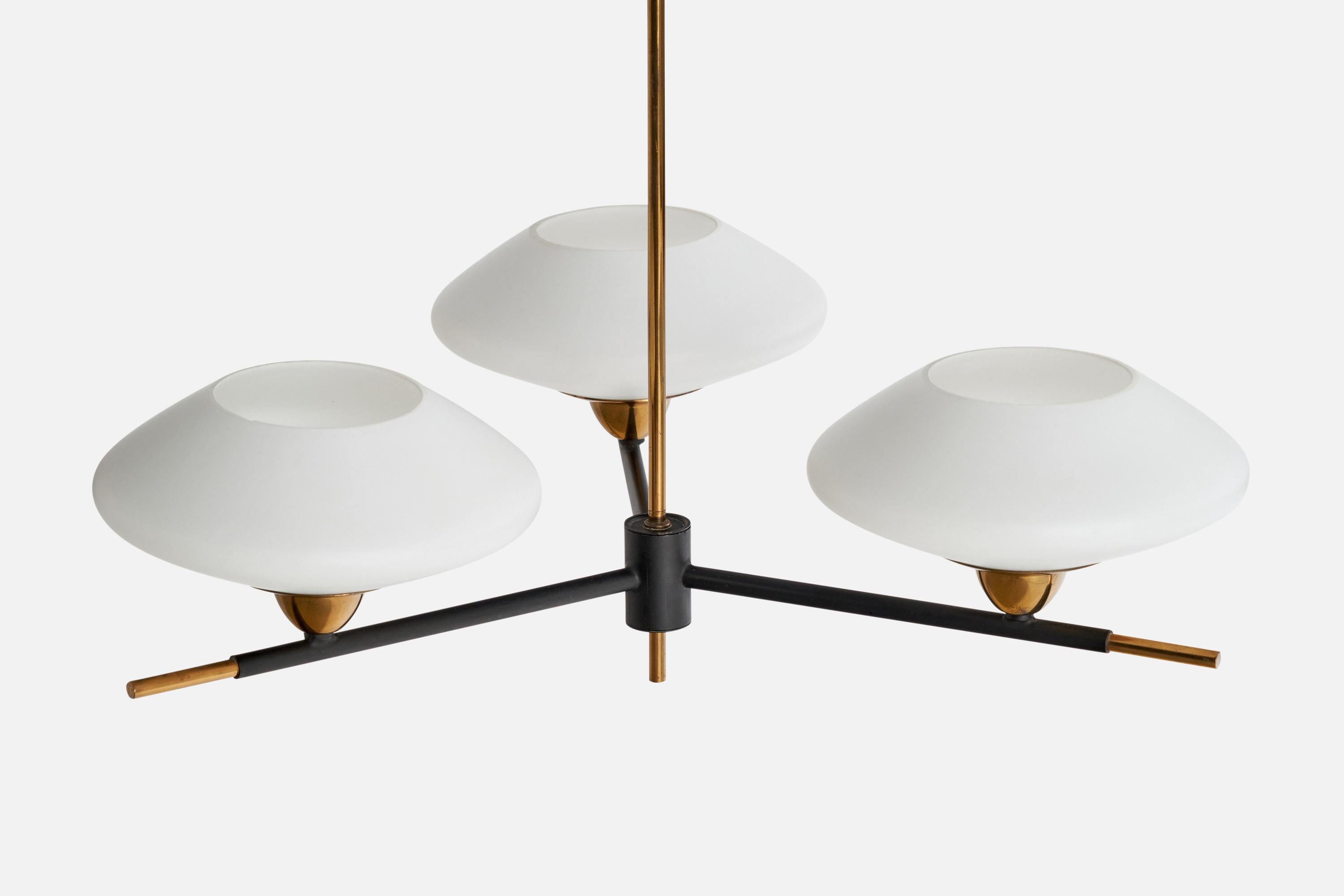 Metà XX secolo Lampadario di design francese, ottone, metallo, vetro, Francia, anni '50 in vendita