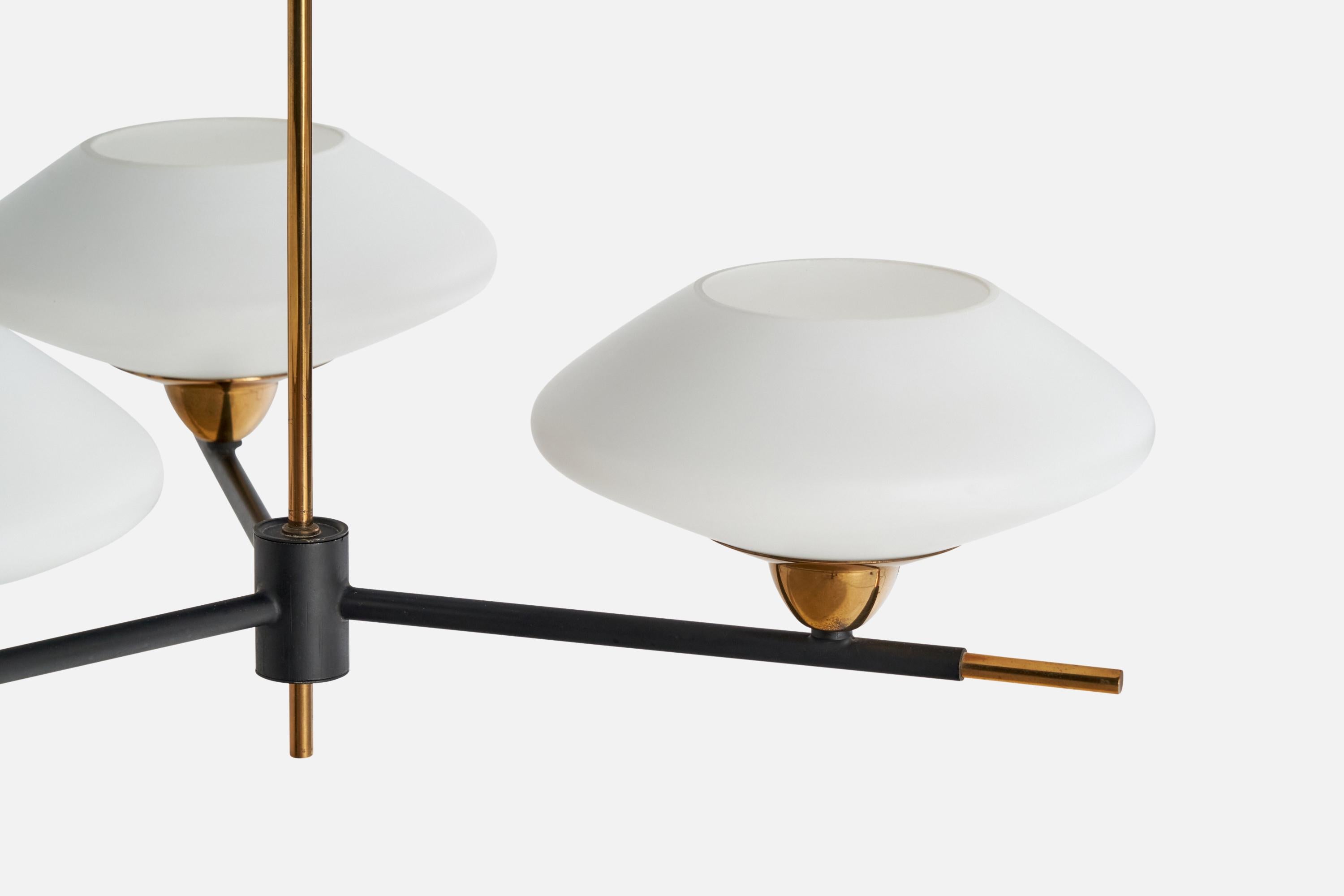Metallo Lampadario di design francese, ottone, metallo, vetro, Francia, anni '50 in vendita