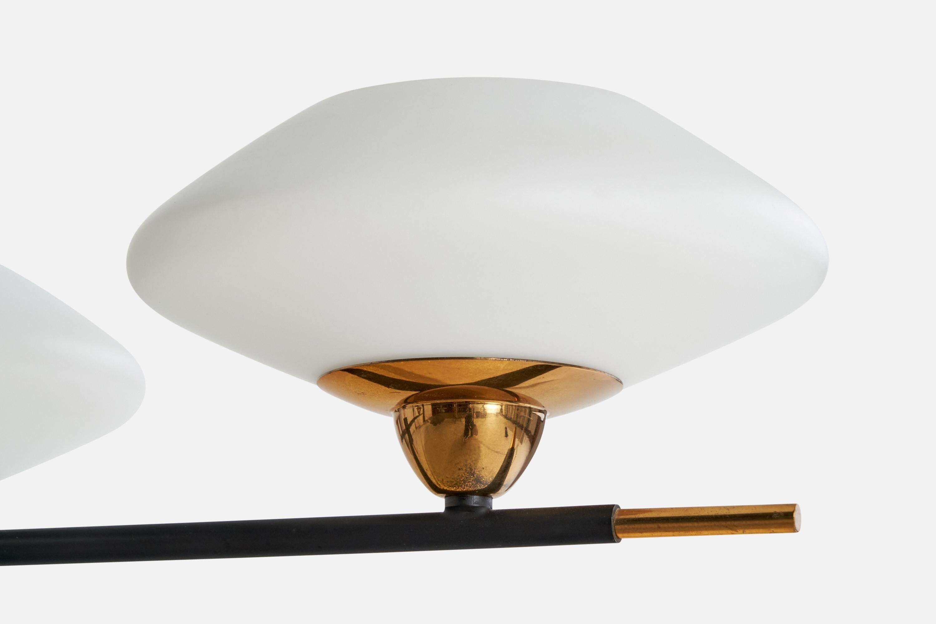 Lampadario di design francese, ottone, metallo, vetro, Francia, anni '50 in vendita 1