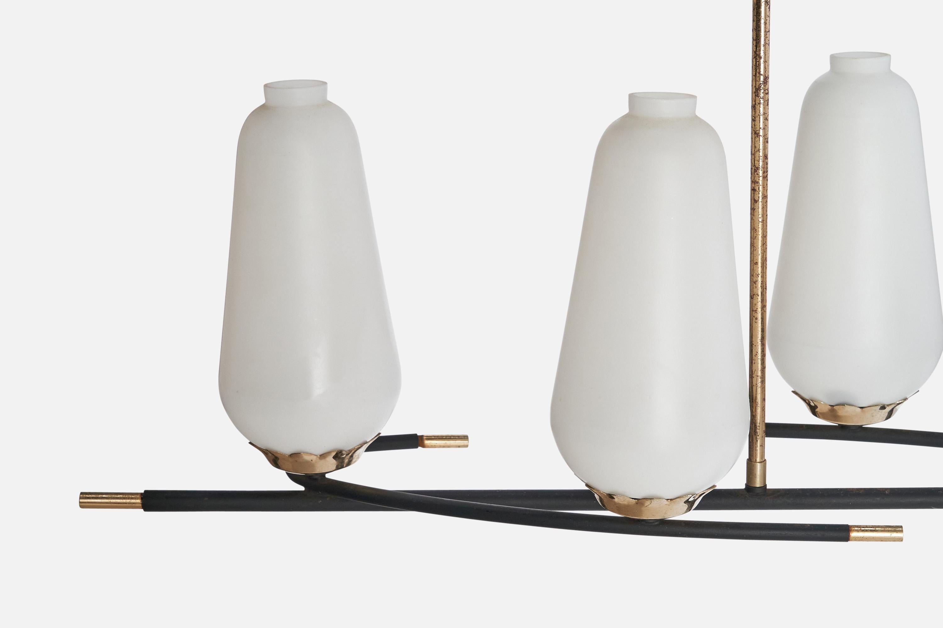 Metallo Lampadario di design francese, ottone, metallo, vetro, Francia, anni '50 in vendita