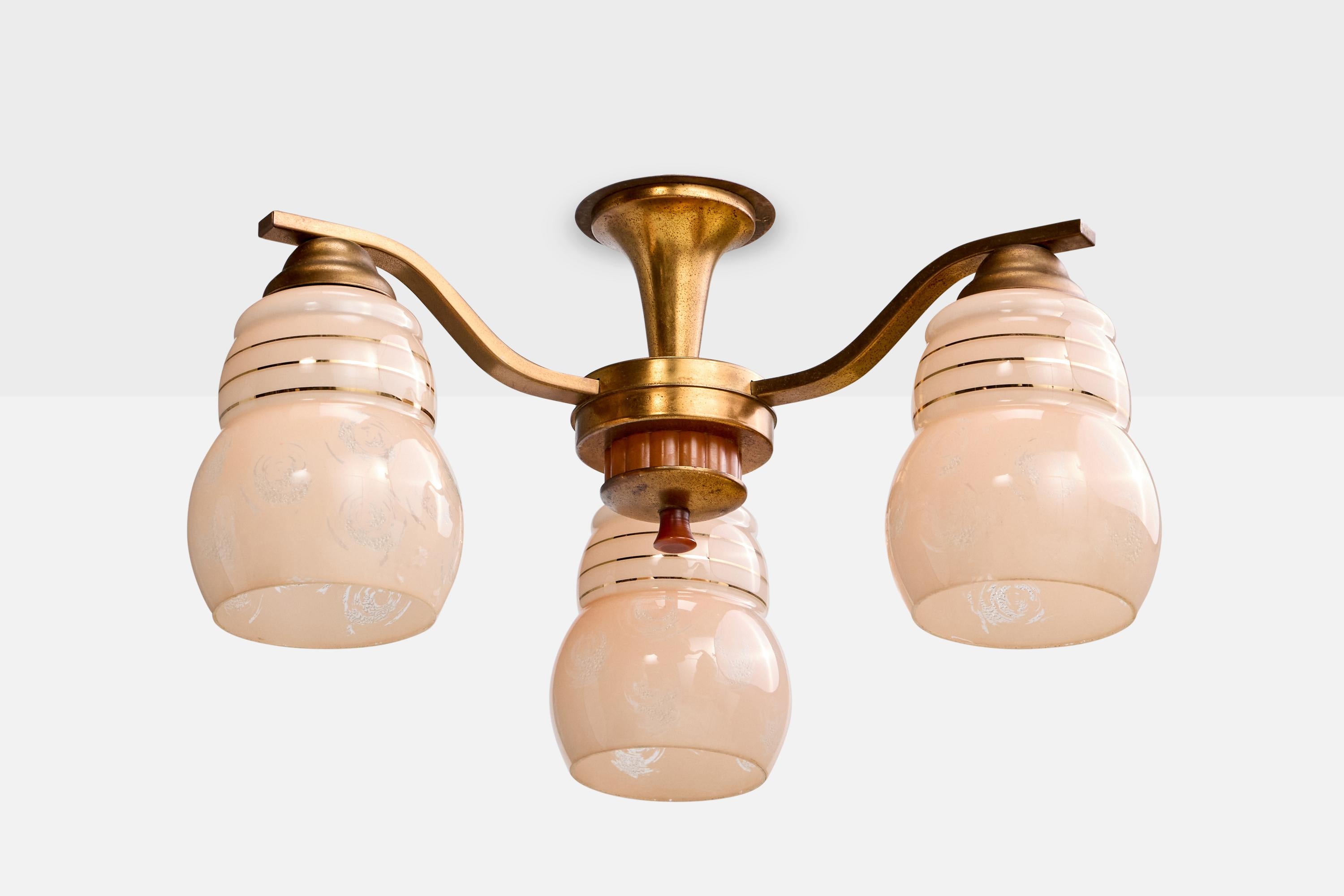 Lampadario in ottone, legno e vetro opalino dorato rosa chiaro probabilmente progettato e prodotto in Francia, anni '40 circa.

Ossidazione presente sull'ottone.

Usura coerente con l'età e l'uso

Dimensioni complessive (pollici): 9,0 