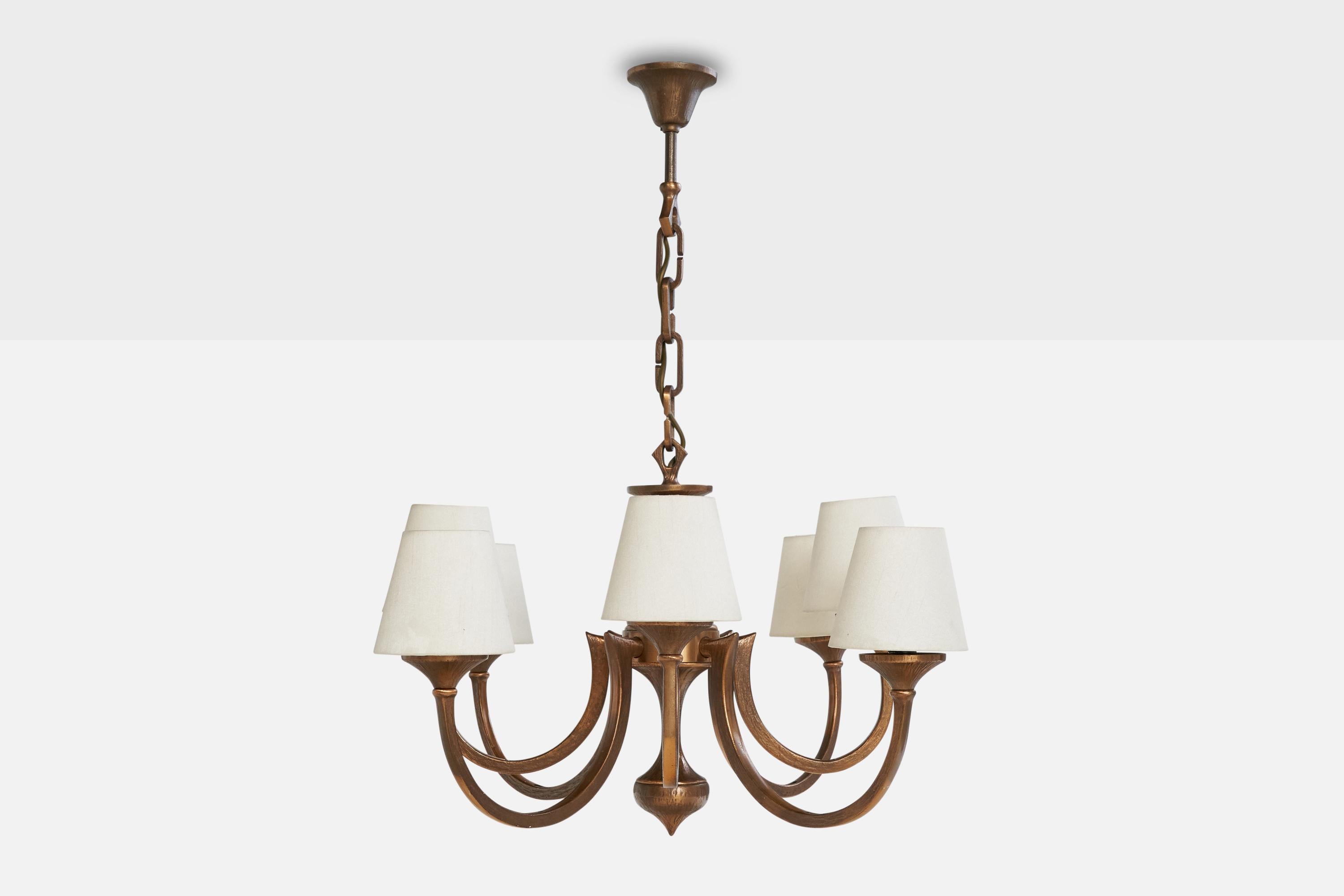 Francese Designer francese, lampadario, bronzo, tessuto, Francia, anni '50 in vendita