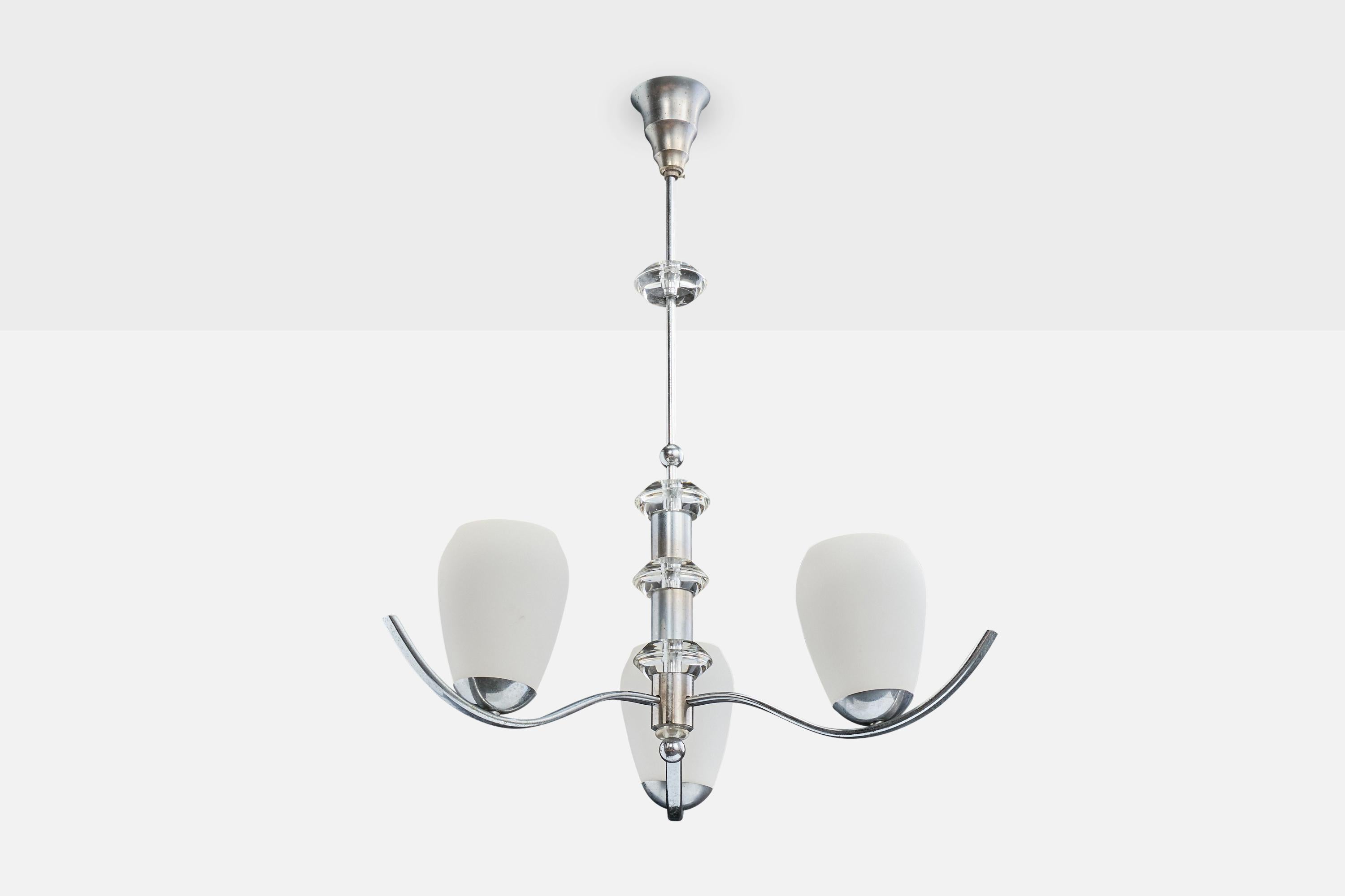 Lampadario in vetro e metallo cromato progettato e prodotto in Francia, anni '50 circa.

Leggera ossidazione presente in tutto il metallo dello stelo, dei bracci e del baldacchino.Dimensioni complessive (pollici): 27,0 