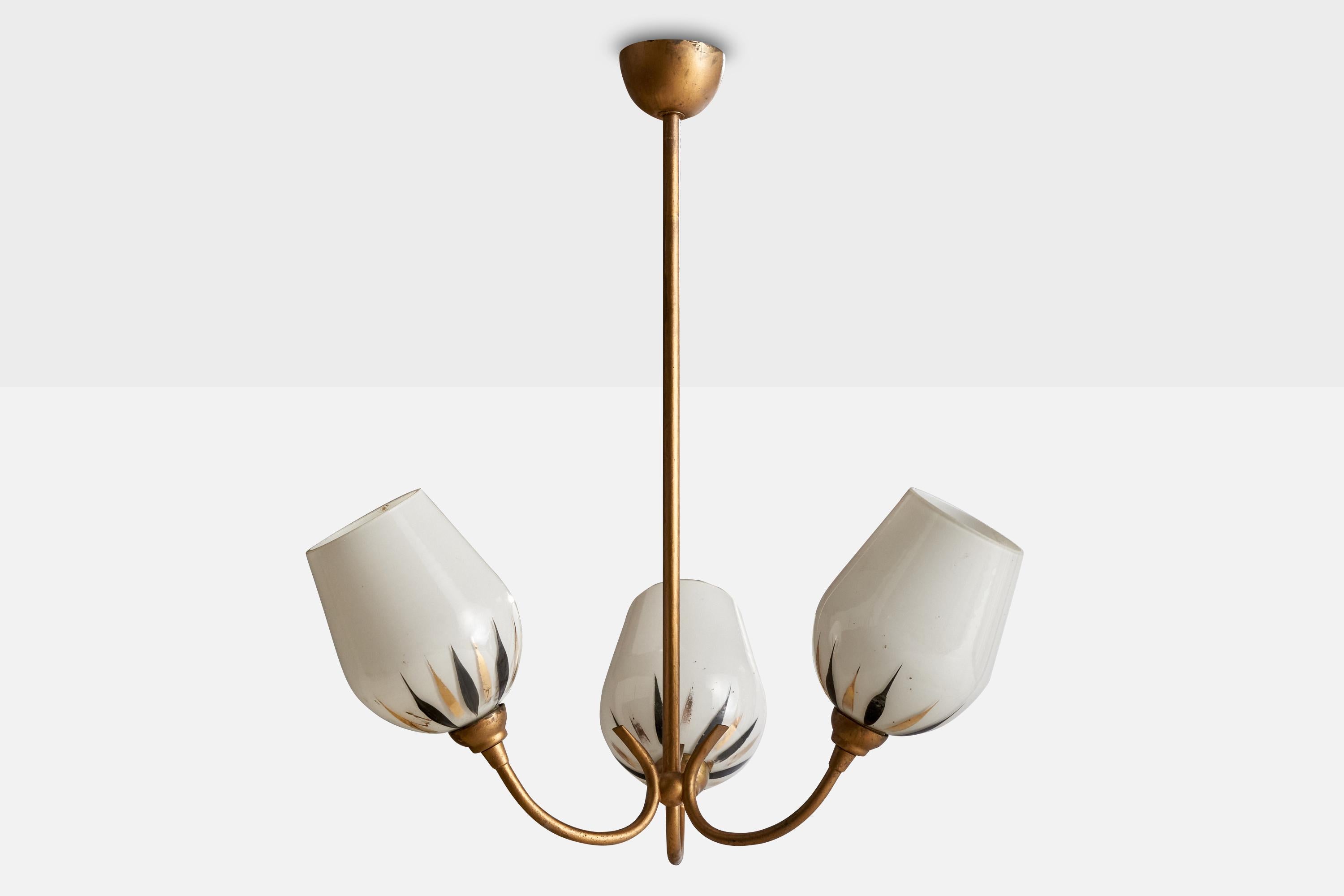 Lampadario in metallo dorato e vetro opalino dorato progettato e prodotto in Francia, anni '50 circa.

Dimensioni complessive (pollici): 19,375