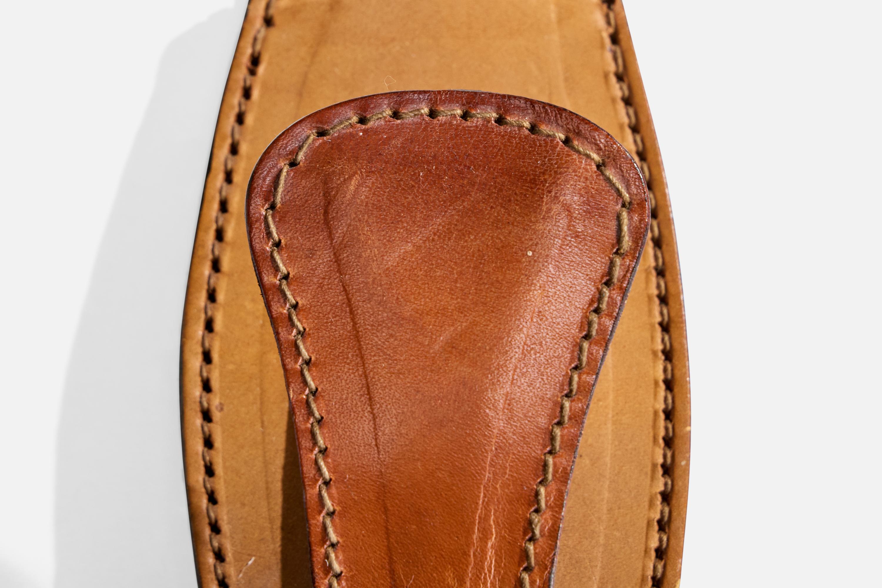 Design/One, cintres, cuir, laiton, France, années 1950 en vente 1