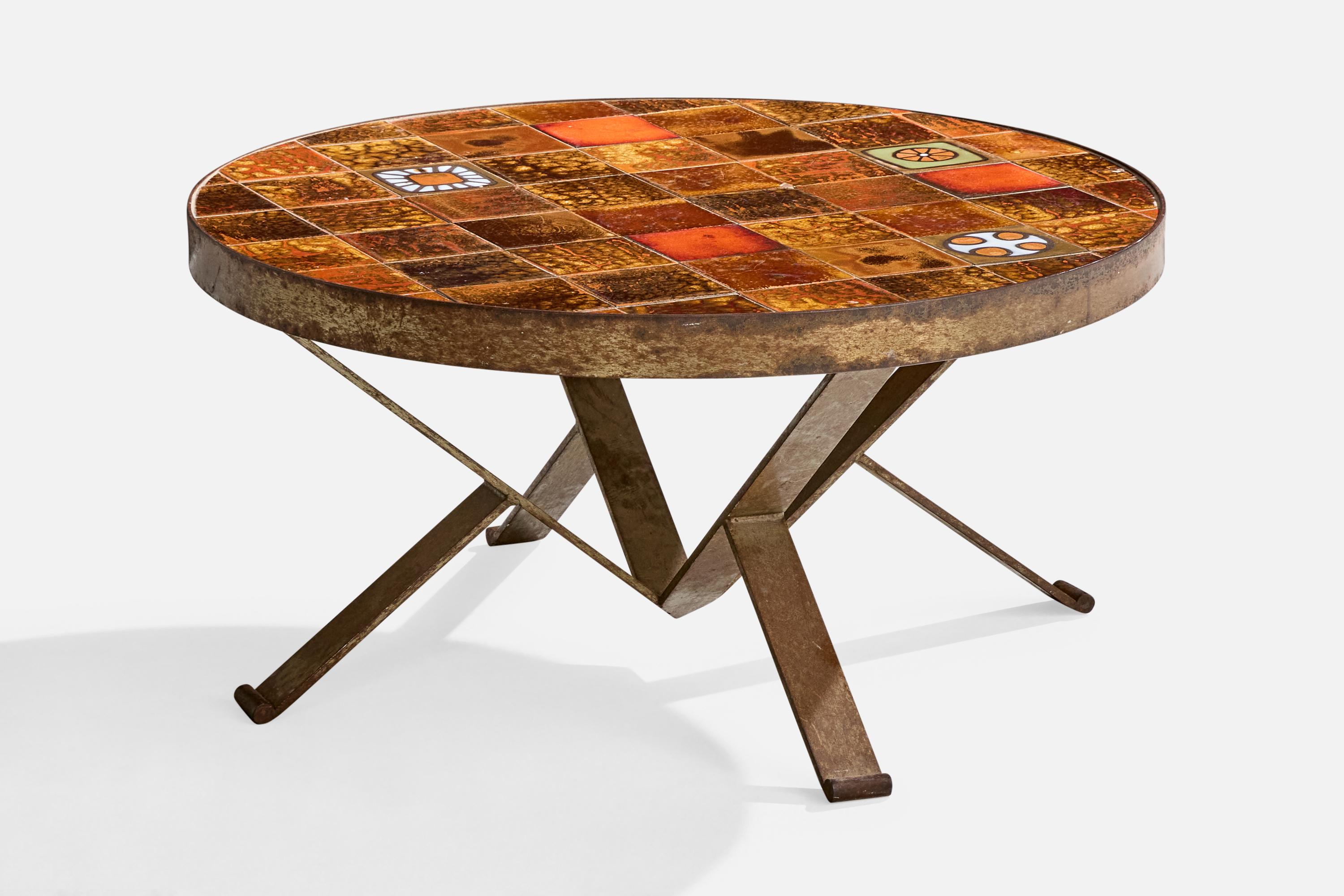 Table basse en céramique brun-orange et fer peint, conçue et fabriquée en France, c.C. 1950.

Dimensions globales (pouces) : 15.125 