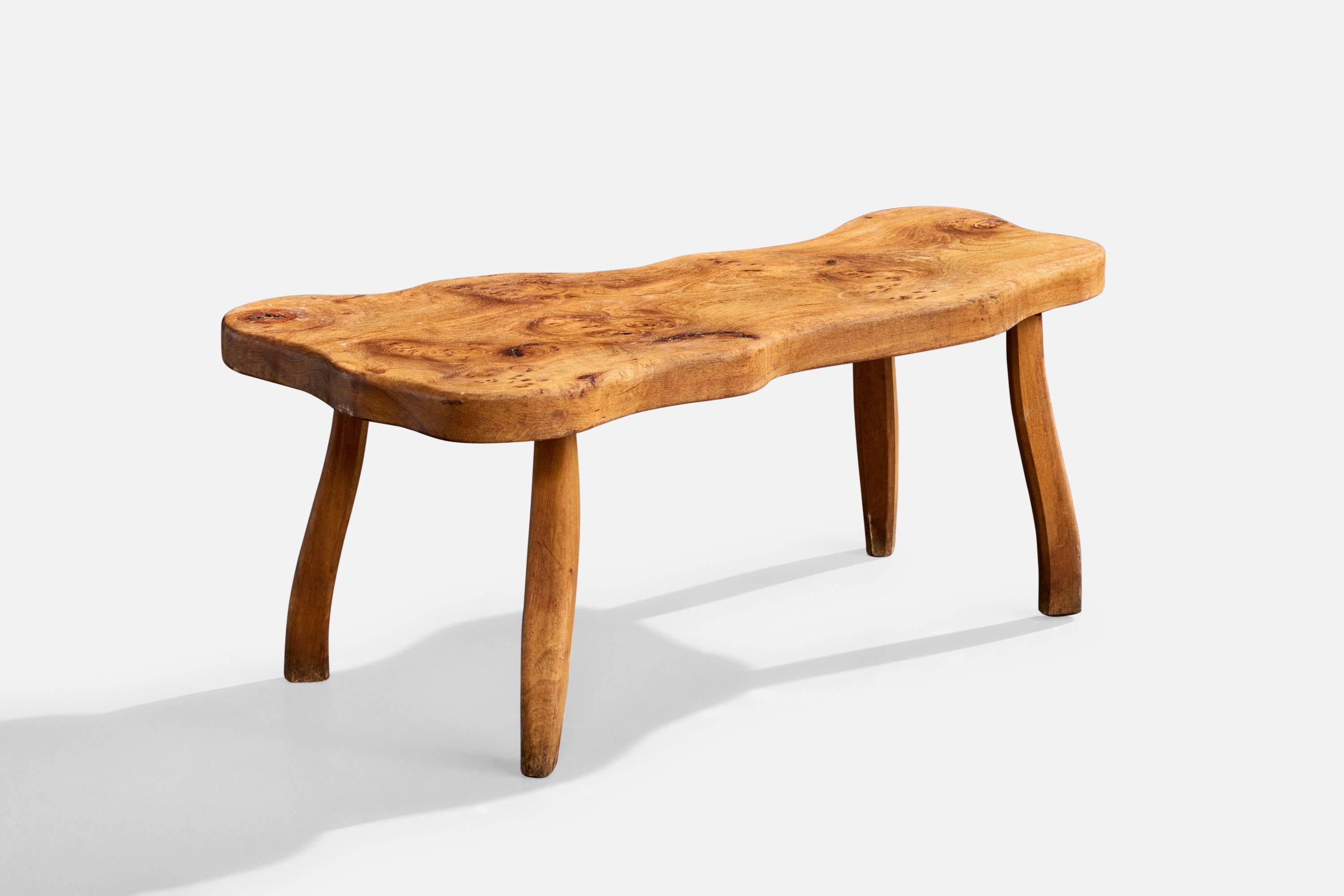 Mesa de centro de madera de olmo de forma libre, diseñada y fabricada en Francia, c. 1960.

La madera presenta ligeras zonas de desgaste y decoloración propias de la edad y el uso.

Dimensiones totales (pulgadas): 16,0 