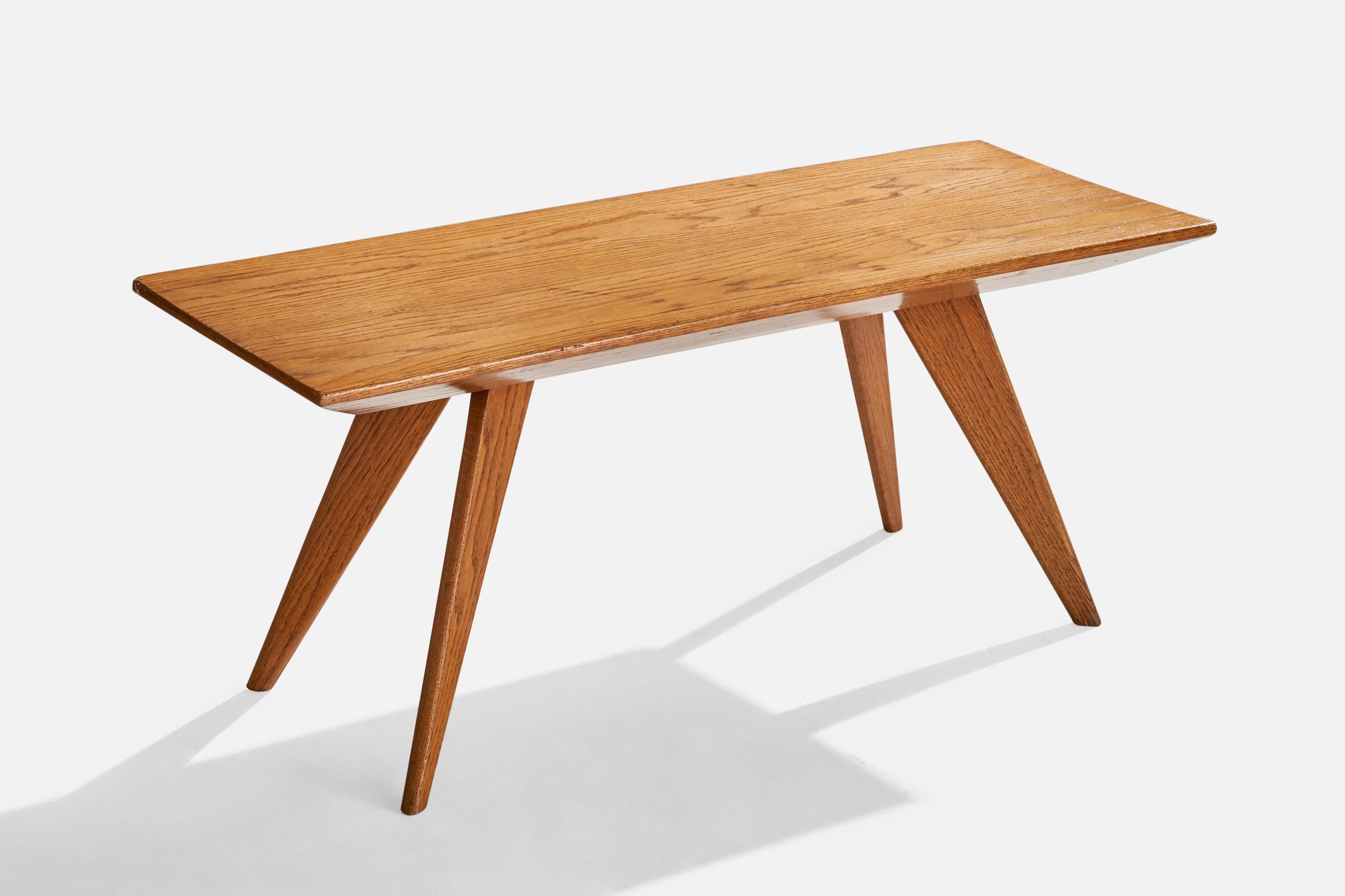 Table basse ou table d'appoint en chêne, conçue et fabriquée en France, C.C..

