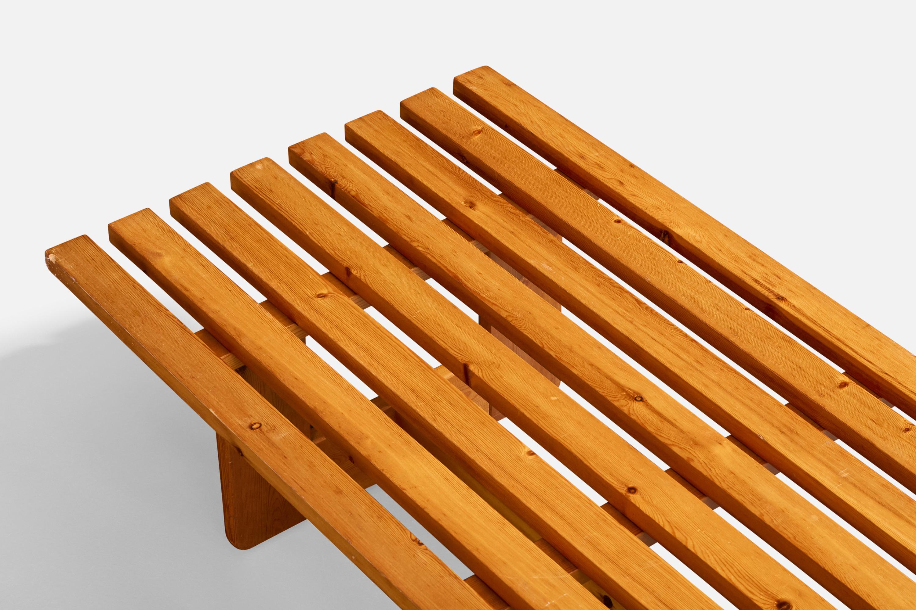 Französischer Designer, Couchtisch, Kiefer, Frankreich, 1970er (Holz) im Angebot