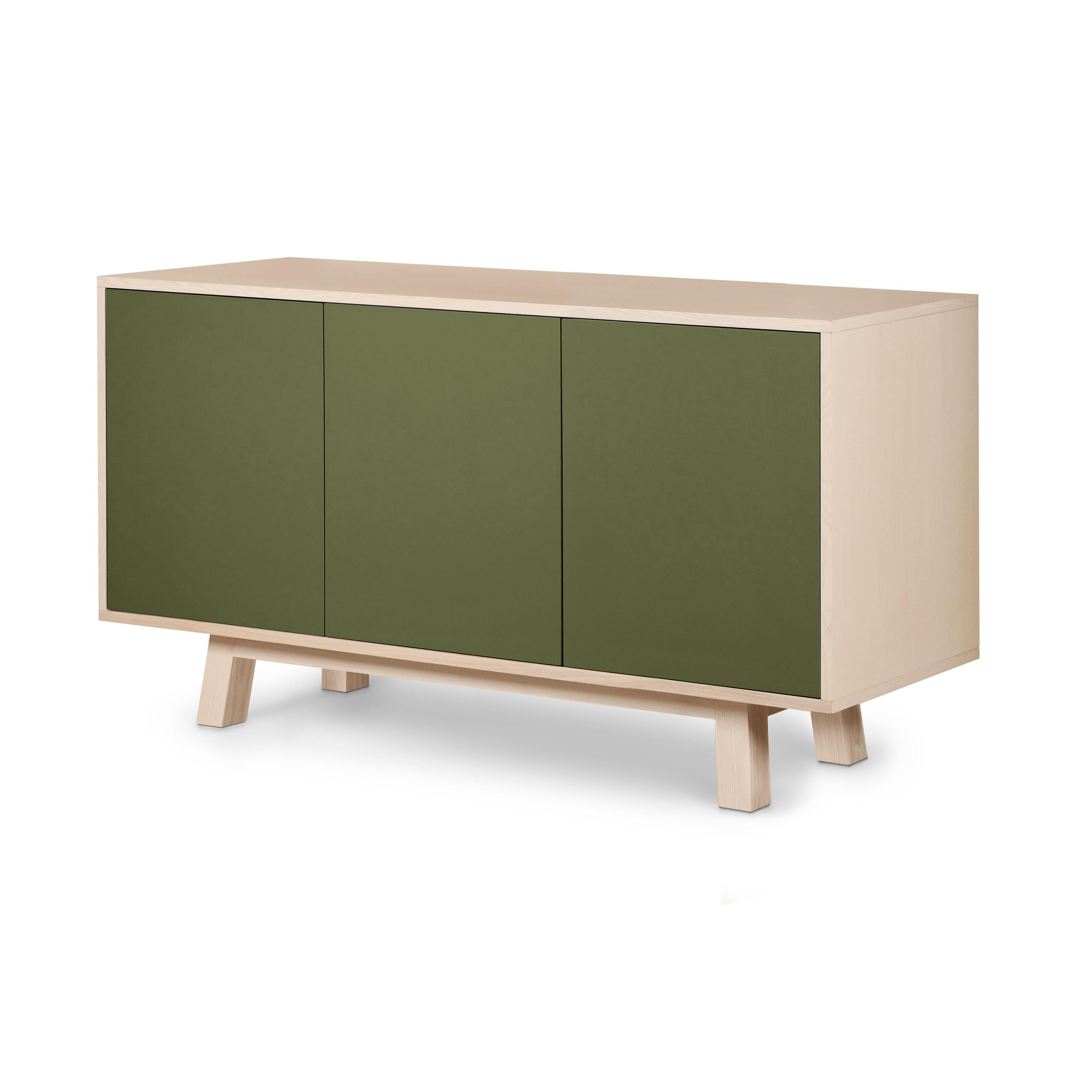Ce buffet 3 portes est 100% fabriqué en France en chêne, placage chêne et avec des portes laquées en panneaux MDF. 

Les 3 portes s'ouvrent par une pression 