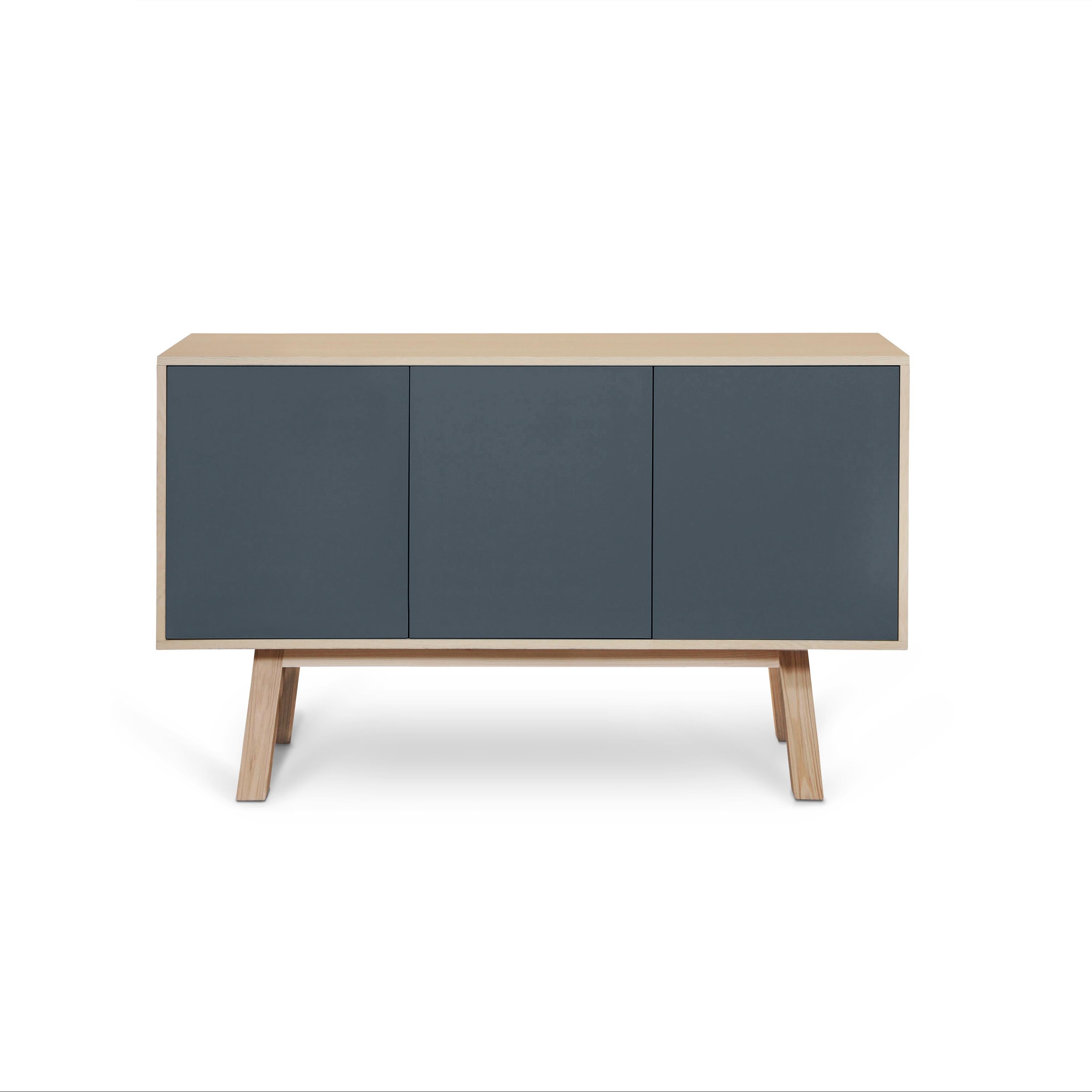 Este aparador de 3 puertas está fabricado 100% en Francia en roble, chapa de roble y con puertas lacadas en paneles de MDF. 

Las 3 puertas se abren con una presión de 