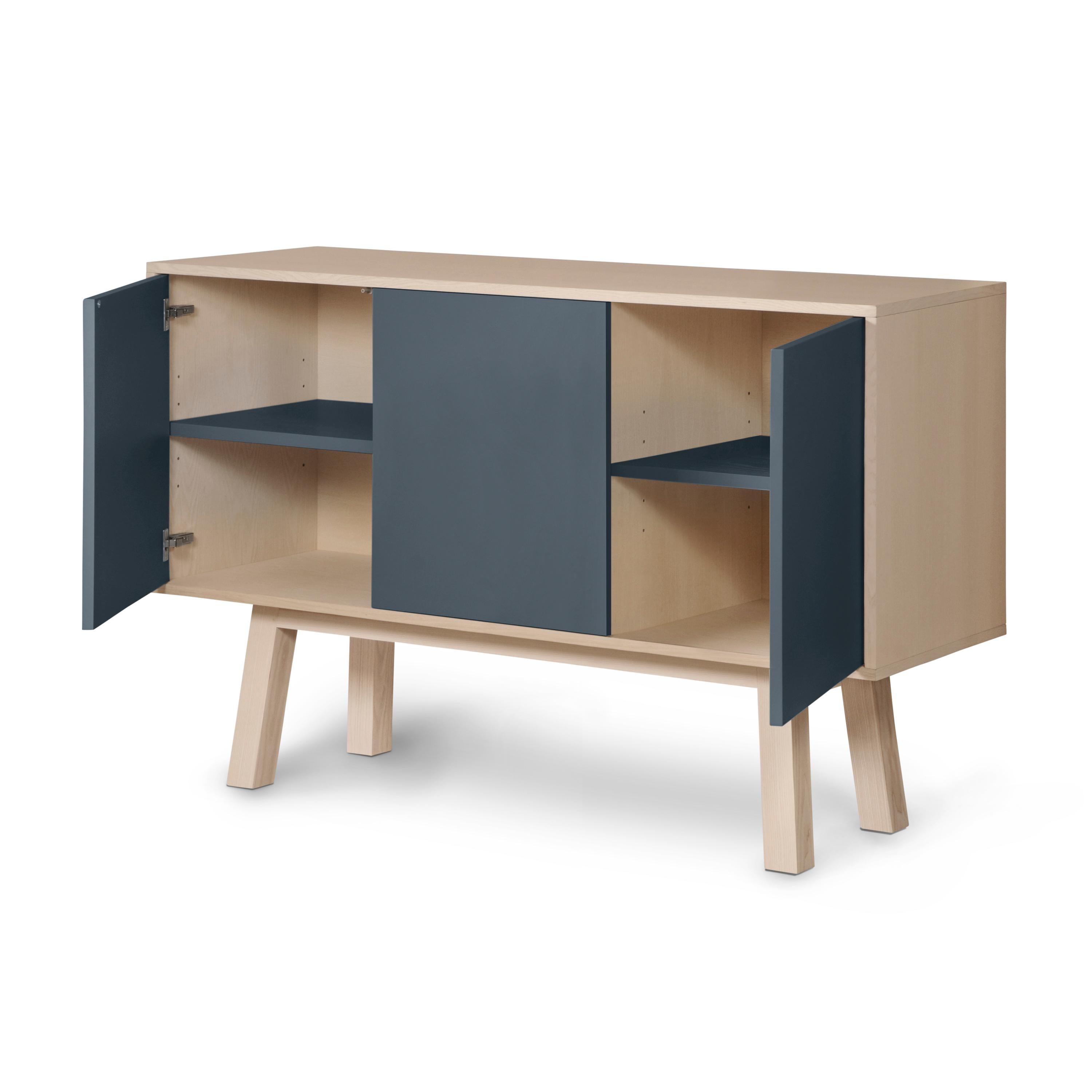 Aparador de 3 puertas azul oscuro de diseño francés, por Eric Gizard París Escandinavo moderno en venta