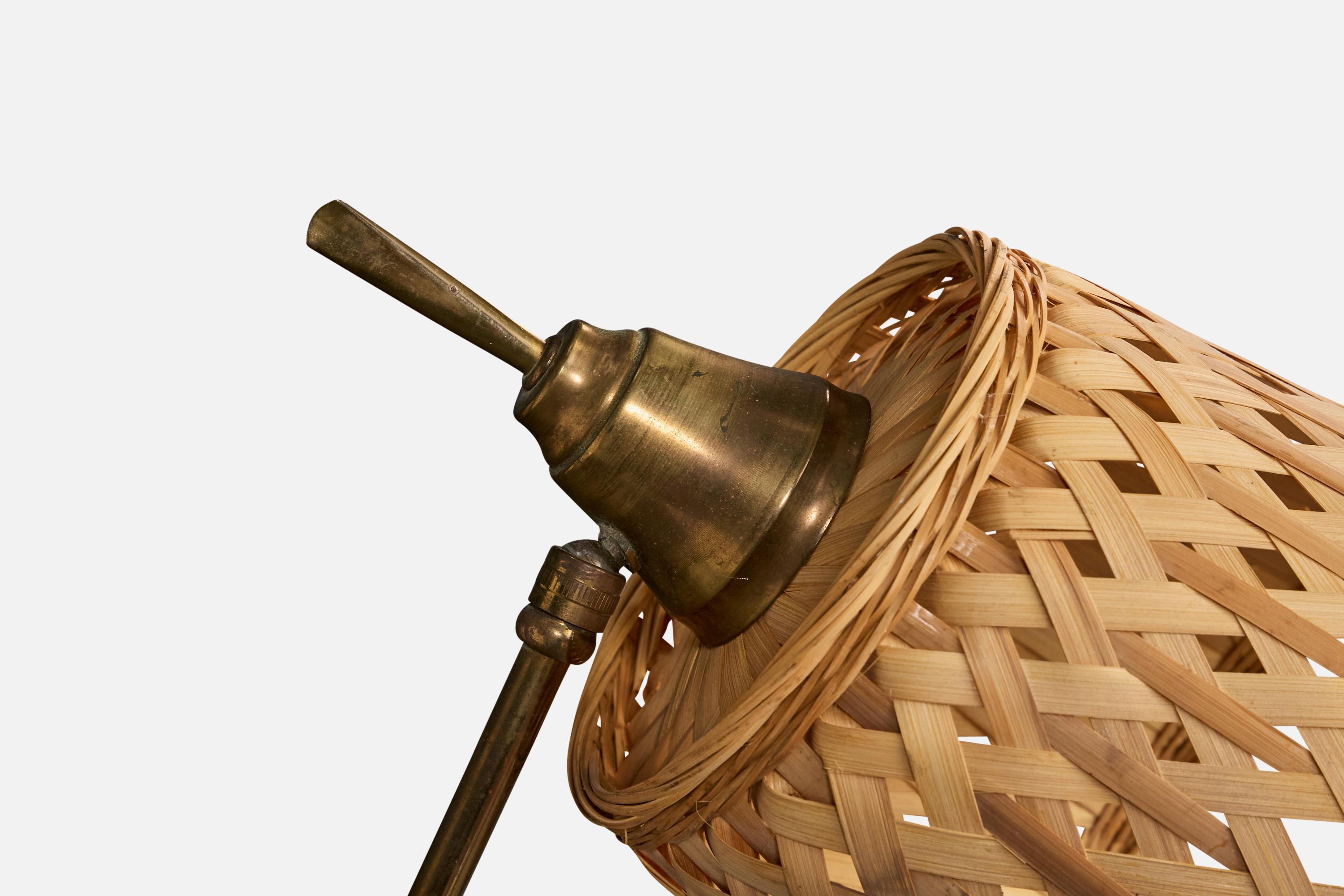 Diseñador francés, lámpara de pie, latón, ratán, Francia, años 50 en Bueno estado para la venta en High Point, NC