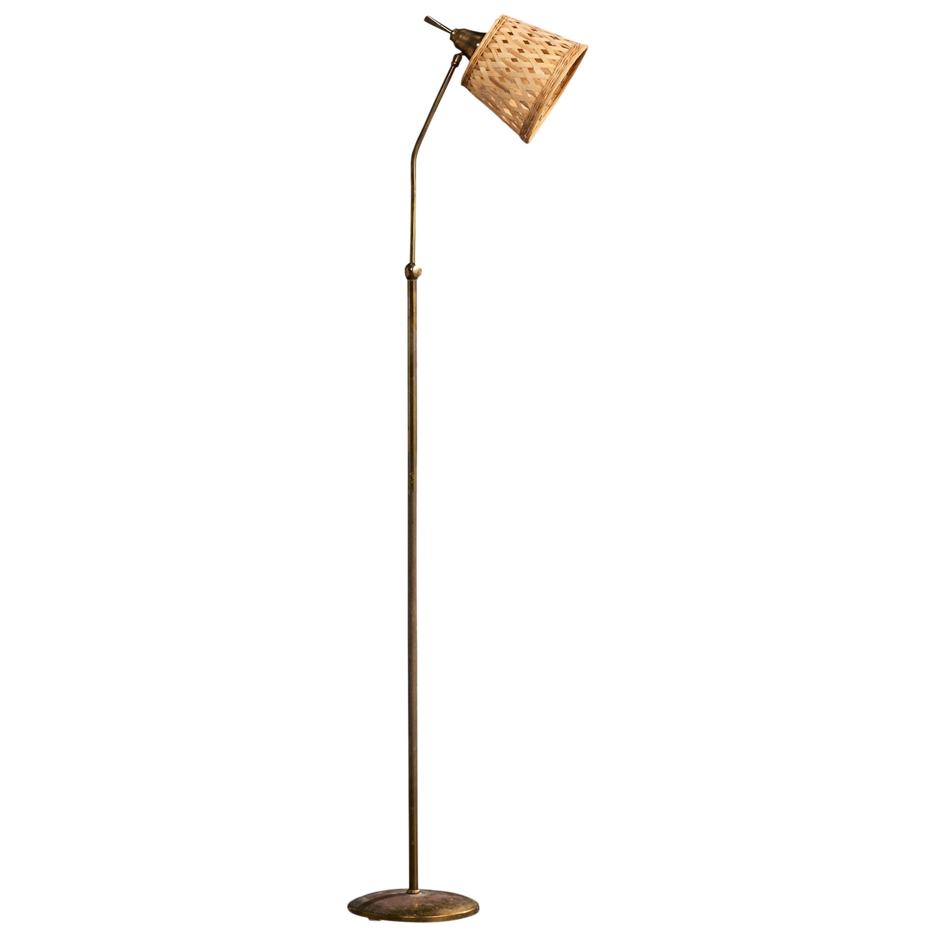 Lampada da terra di design francese, ottone, rattan, Francia, anni
50