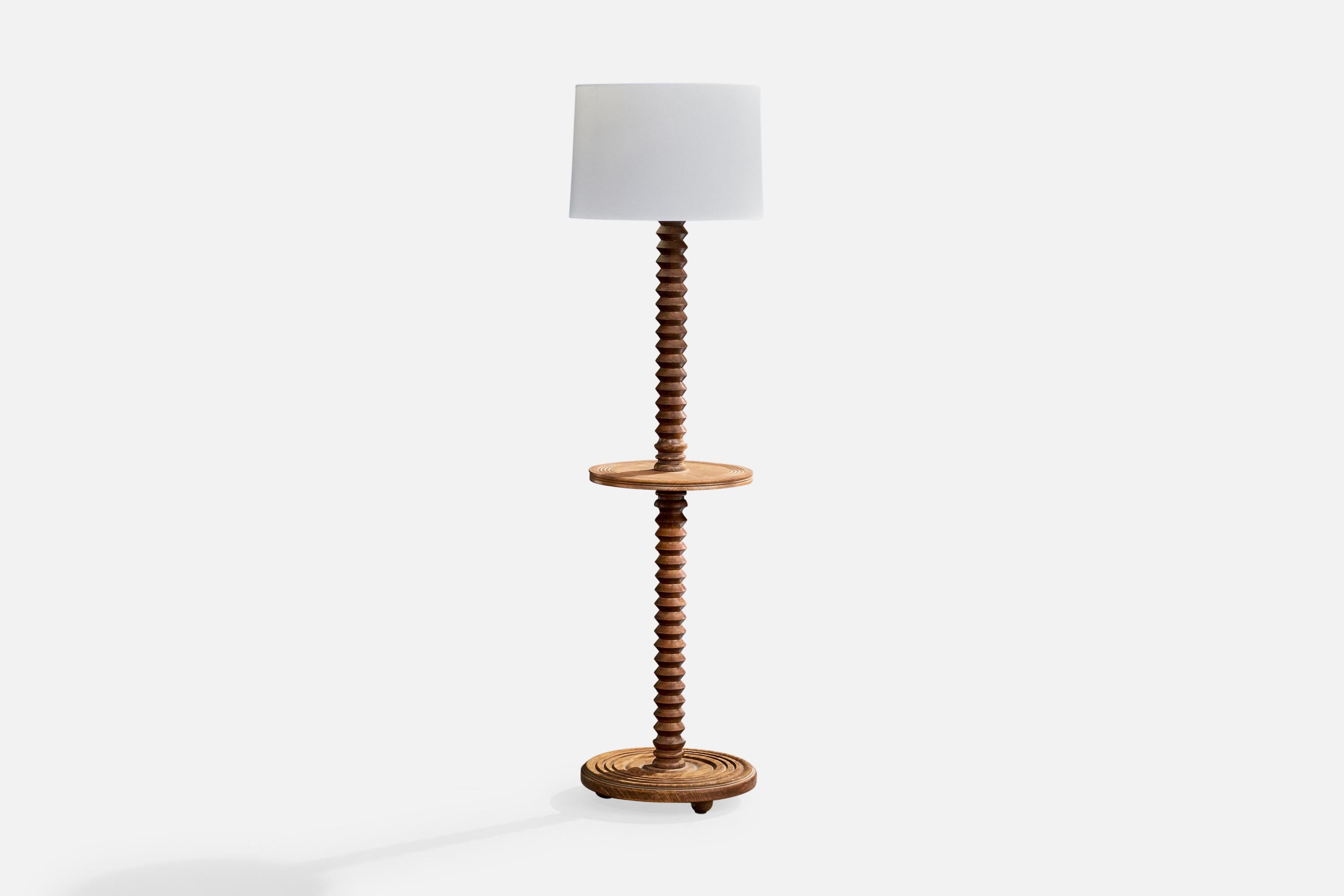 Lámpara o mesa de pie de madera teñida de oscuro y tela blanca, diseñada y fabricada en Francia, c. 1950.

Dimensiones de la lámpara con pantalla (pulgadas): 60,25