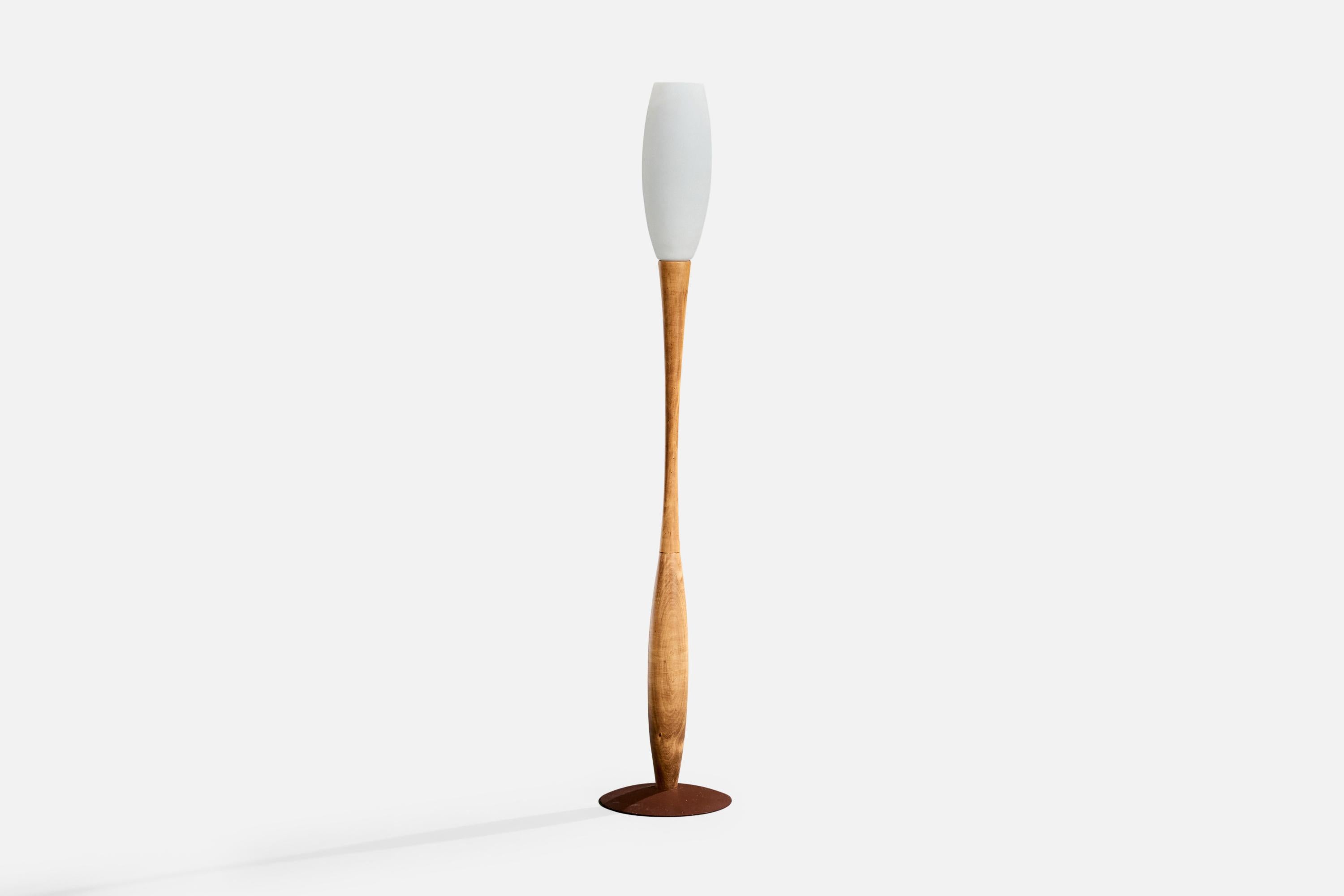 Lampadaire en bois et verre opalin blanc conçu et produit en France, C.C. 1960.

Dimensions de la lampe avec abat-jour (pouces) : 58.875 