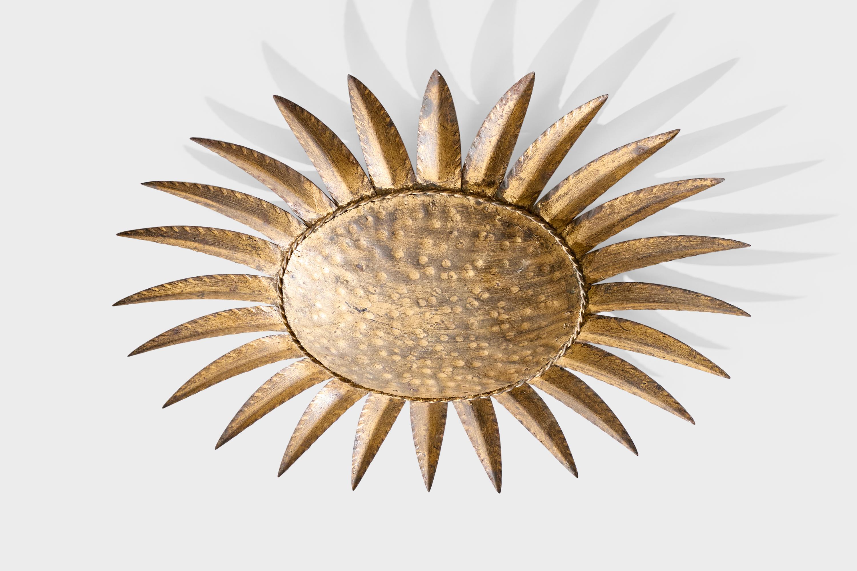 Monture encastrée en métal peint à l'or, conçue et produite en France, c. 1960.

Présence d'oxydation sur le laiton

Usure correspondant à l'âge et à l'usage.

Dimensions globales (pouces) : 3,25