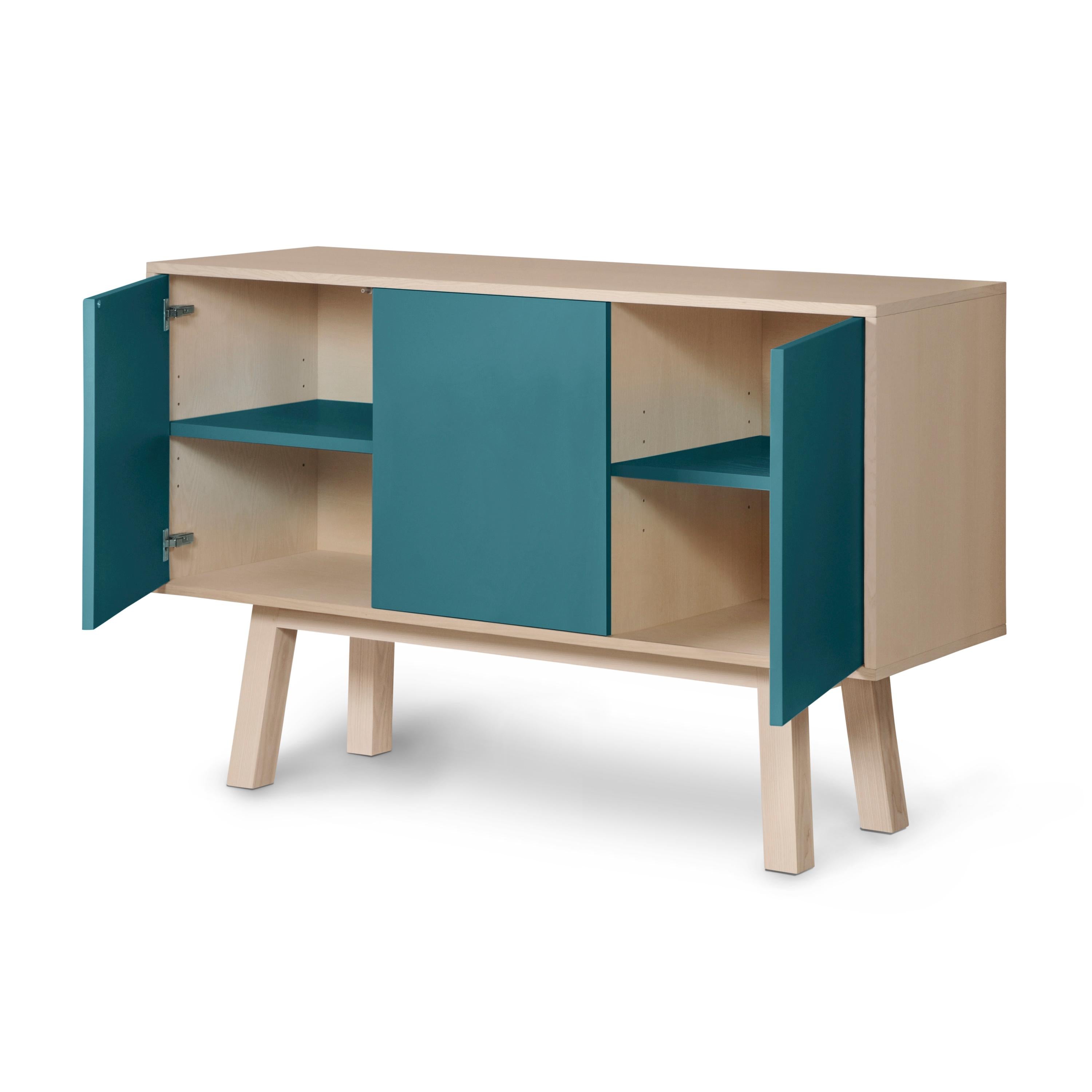 Este aparador de 3 puertas está fabricado 100% en Francia en roble, chapa de roble y con puertas lacadas en paneles de MDF. 

Las 3 puertas se abren con una presión de 