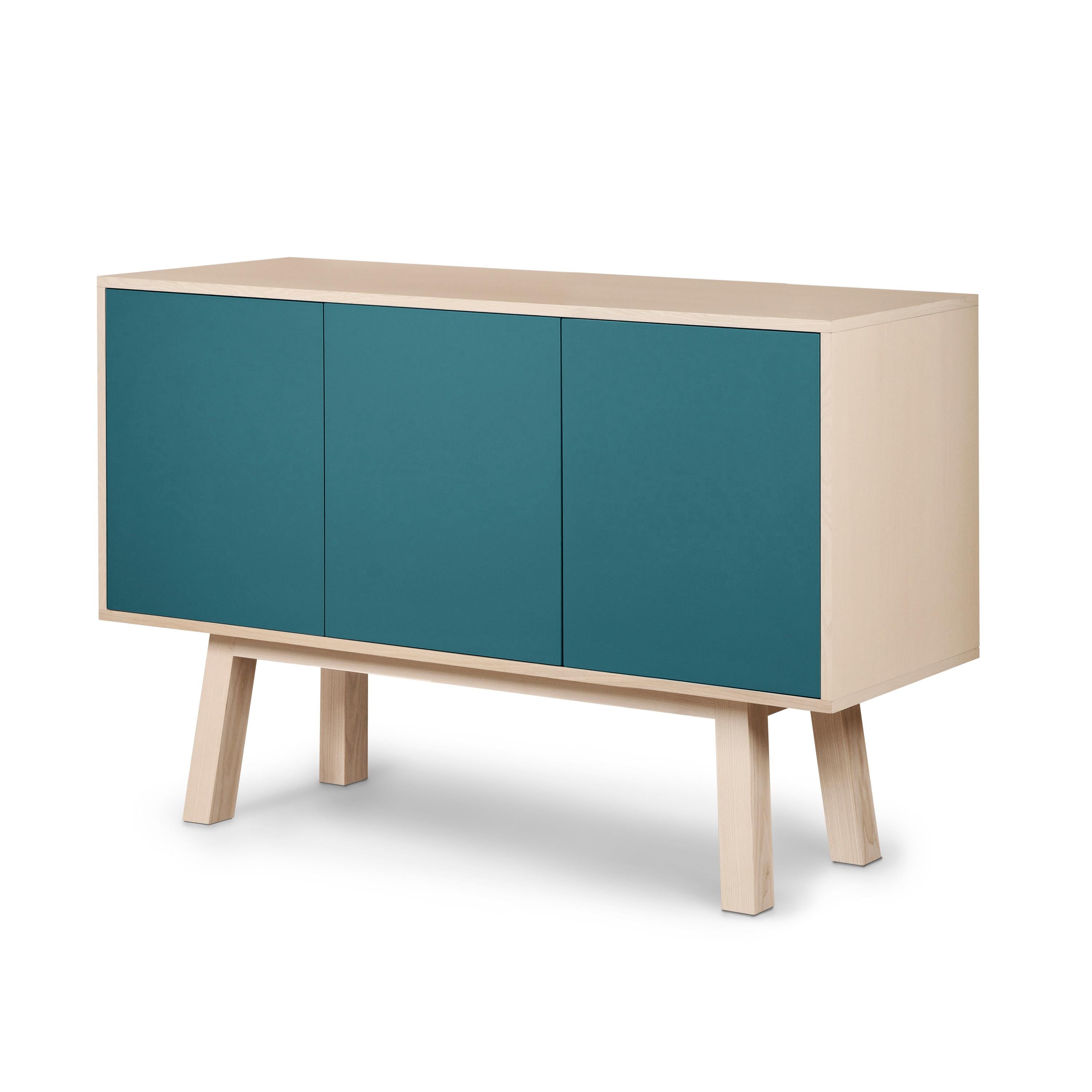 Aparador de 3 puertas azul marino artesanal de diseño francés, por Eric Gizard Paris Escandinavo moderno en venta