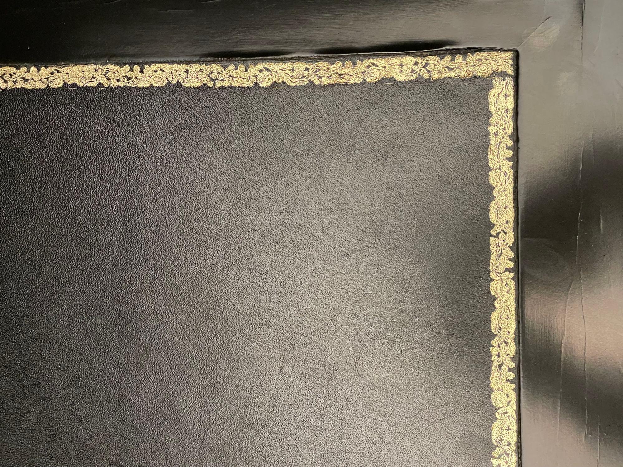 Hollywood-Regency-Schreibtische in der Art von Maison Jansen, ebonisiert, in Bronze montiert, Paar im Zustand „Gut“ im Angebot in Stamford, CT