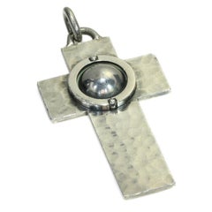 Pendentif croix latine à motif géométrique en argent du designer français Jean Despres
