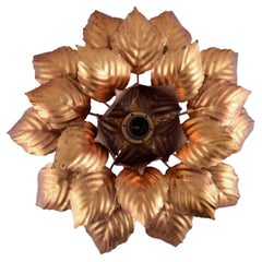 Diseñador francés. Lámpara de techo/pared grande de metal dorado. Aproximadamente 1960